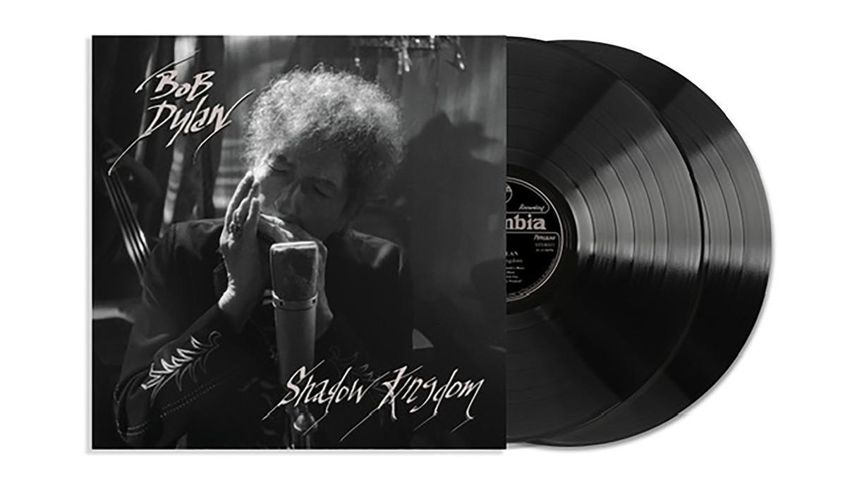 Schwarz-weißes Albumcover mit Bob Dylan und Schallplatten.