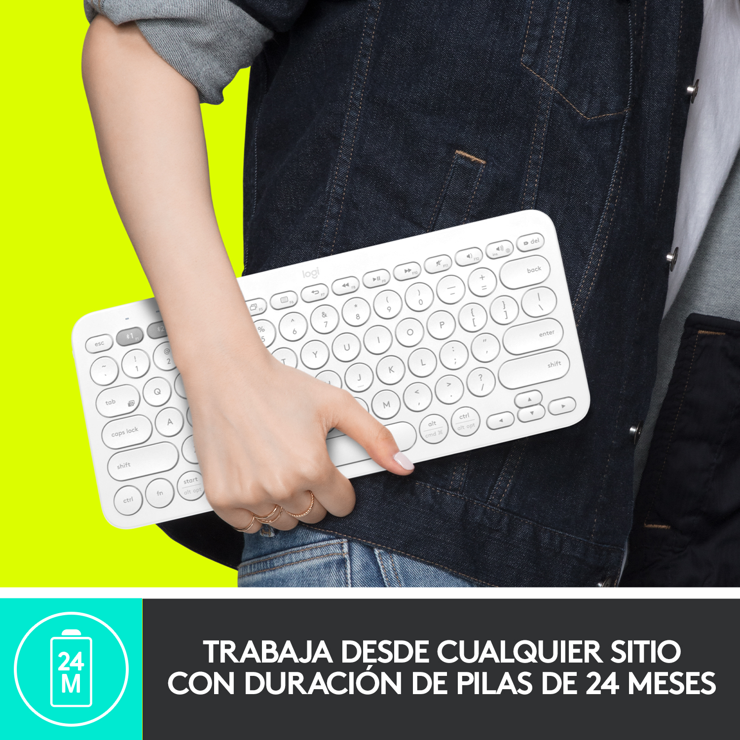 Una persona sosteniendo un teclado blanco. Texto abajo: 24 M.