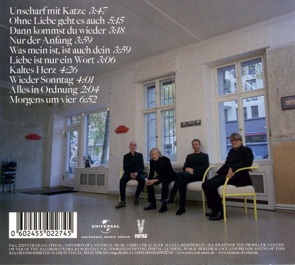 Rückseite einer CD mit Bandfoto und Titelliste. Innenraum.