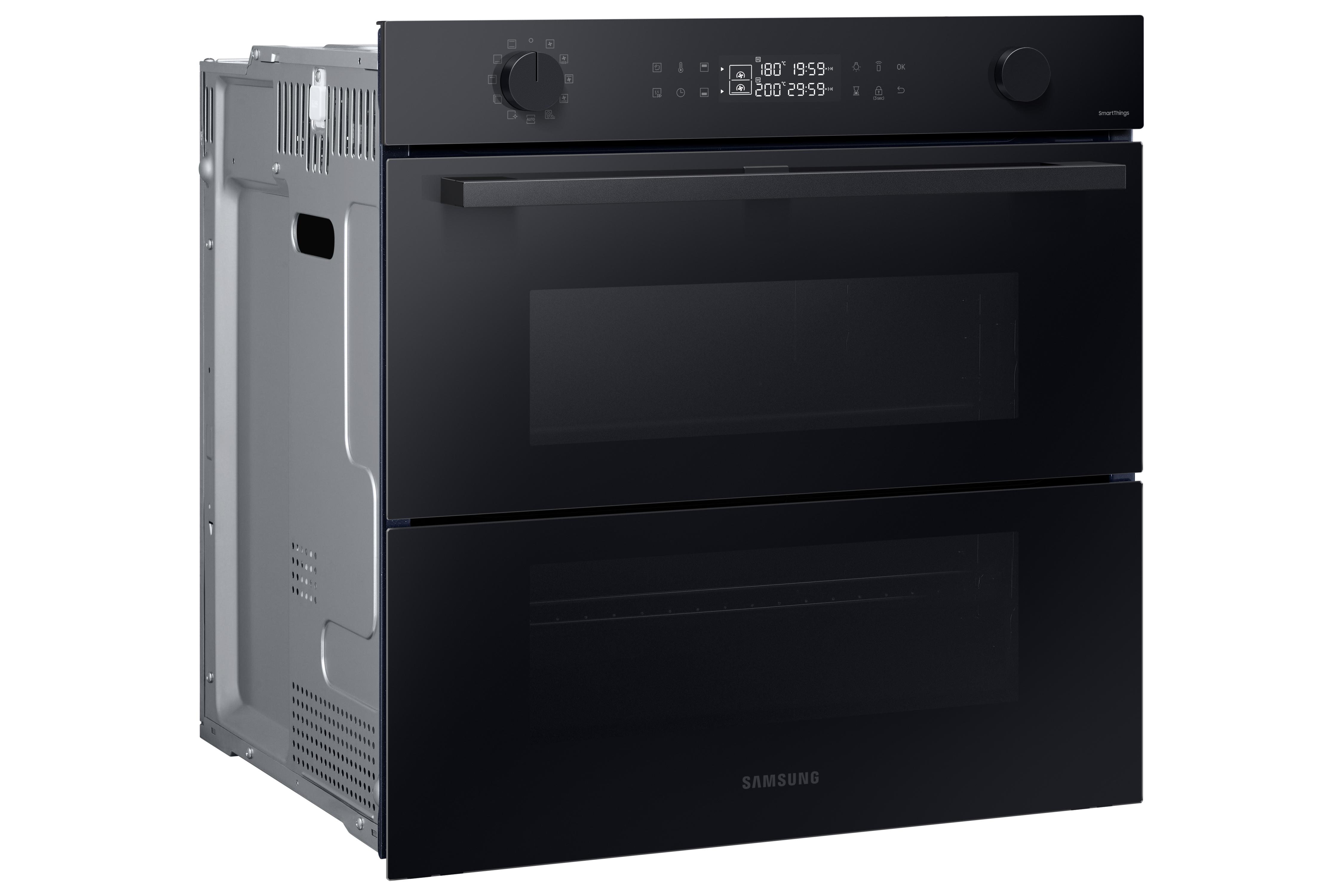 Schwarzer Backofen mit zwei Fächern. Bedienelemente oben mit Digitalanzeige. Seiten aus Edelstahl sichtbar.