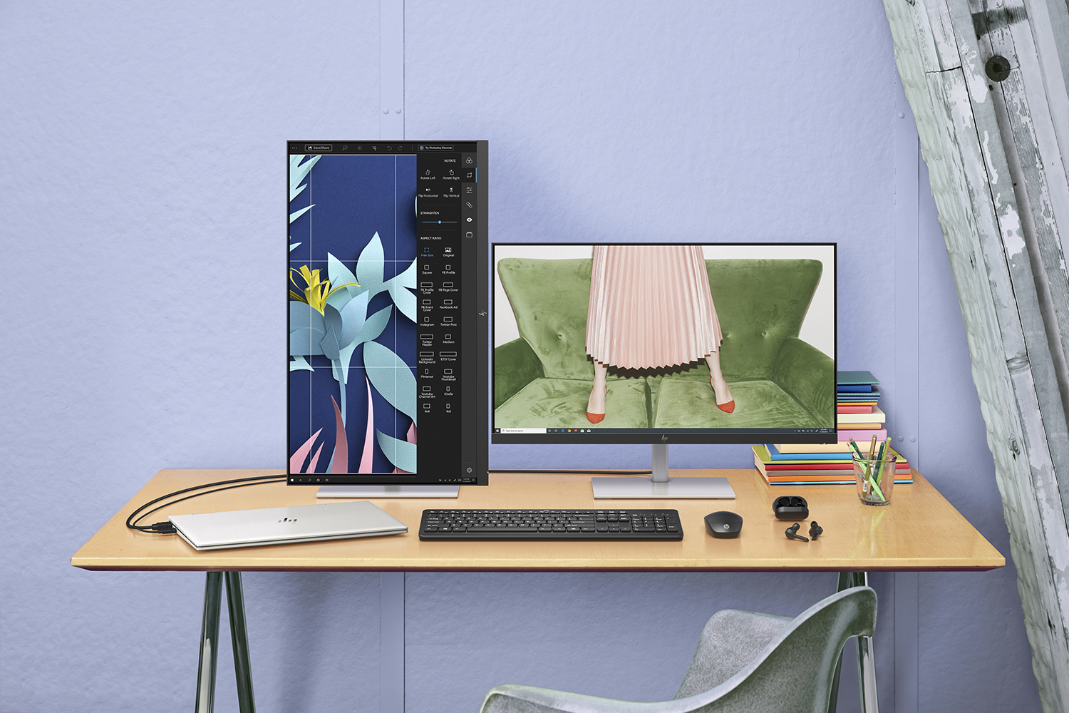 Twee computermonitoren op een houten bureau. Eén is verticaal, de ander horizontaal.