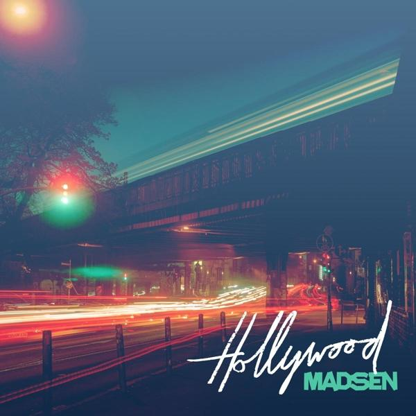 Stadtbild bei Nacht mit Zug, Straße und dem Titel 'Hollywood Madsen'.