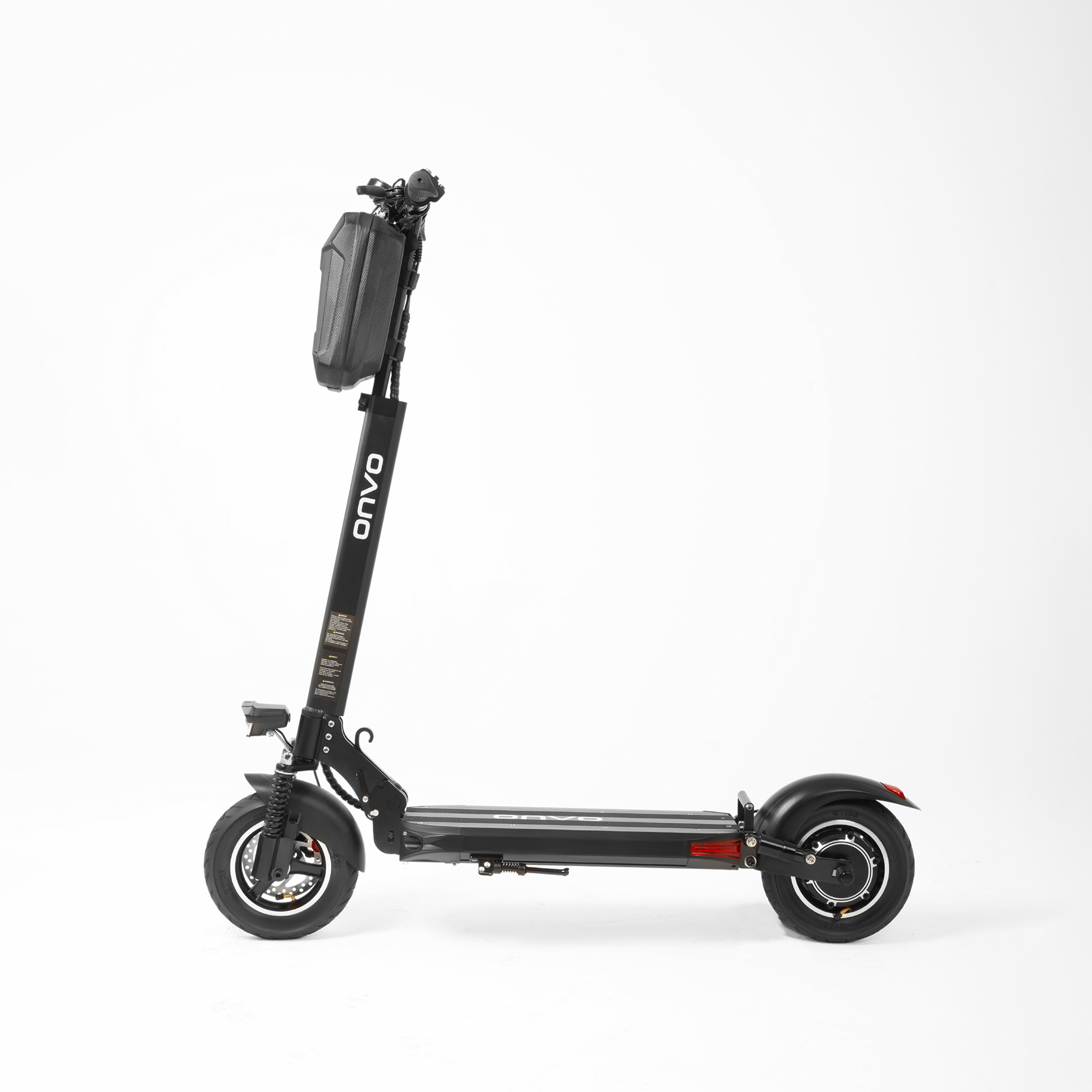 Siyah elektrikli scooter, yan görünüm, beyaz bir arka plan üzerinde izole edilmiş.