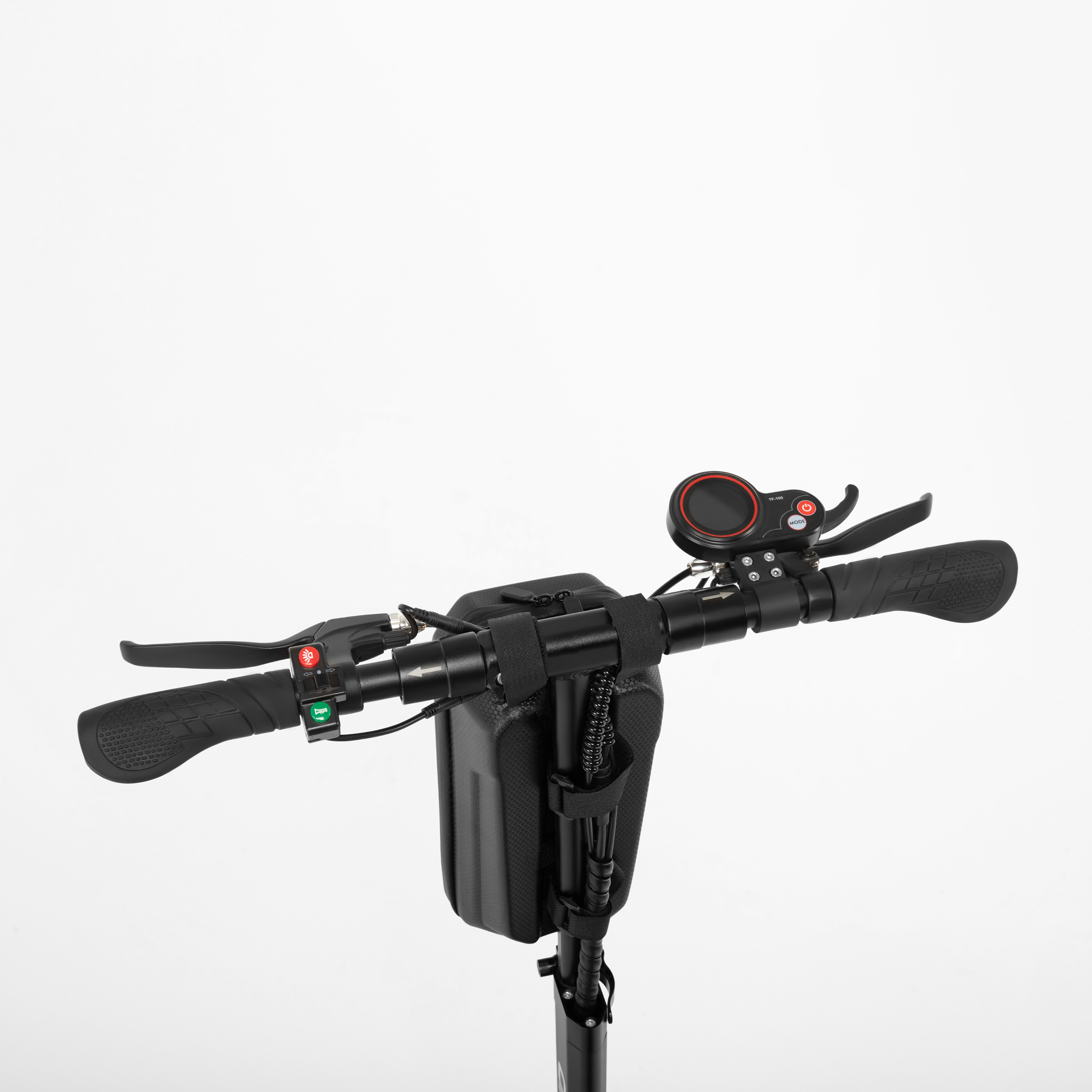 Siyah tutacaklı, dijital ekranlı ve siyah çantalı scooter gidonu.
