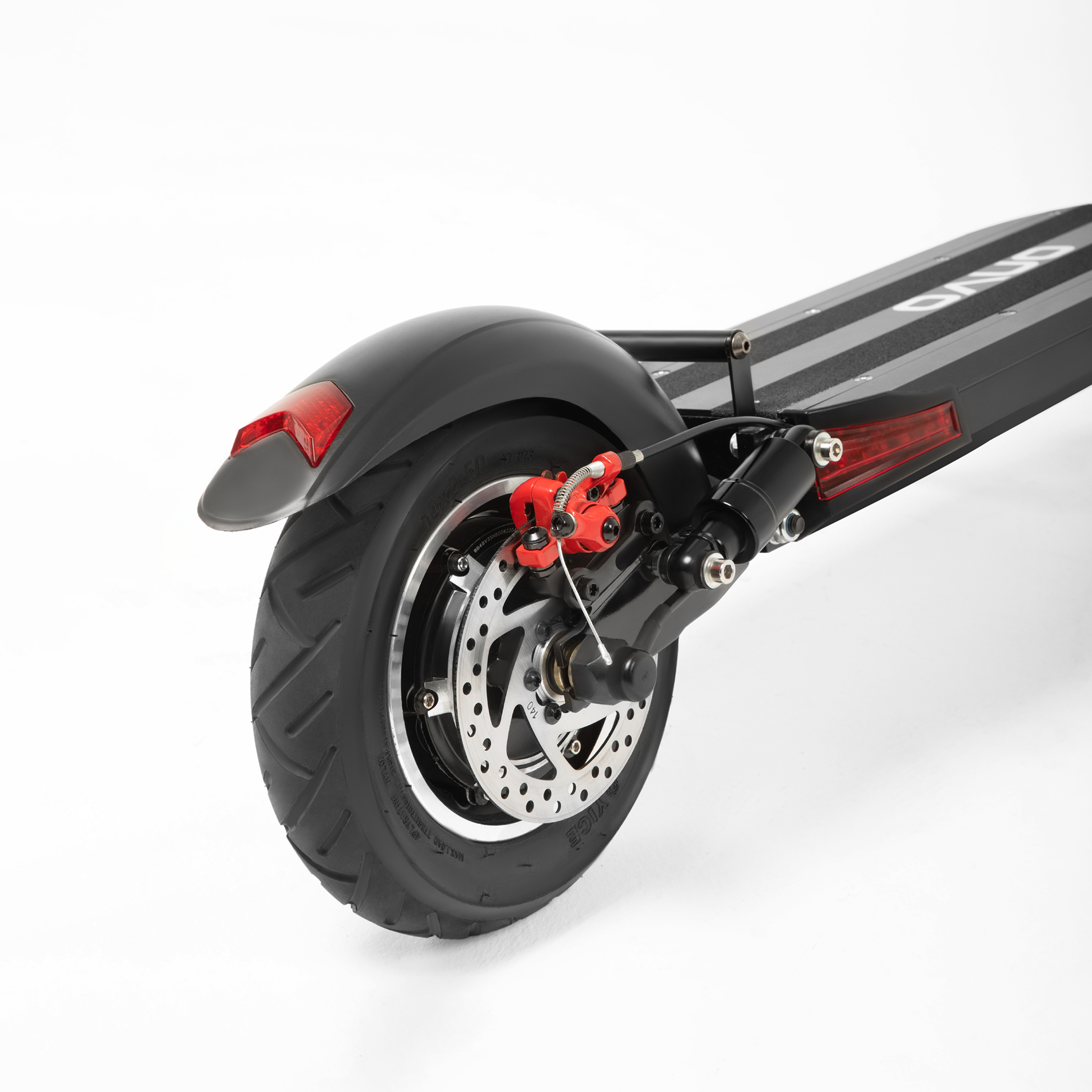 Elektrikli bir scooter'ın arka tekerleği. Kırmızı fren kaliperleri ve ışıklar görülebilir.
