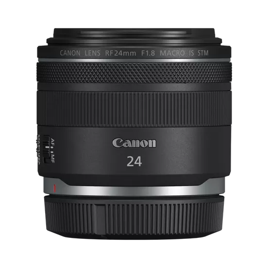 Siyah bir Canon lens, 24mm odak uzaklığına sahip ve lens üzerinde beyaz metinler bulunuyor.