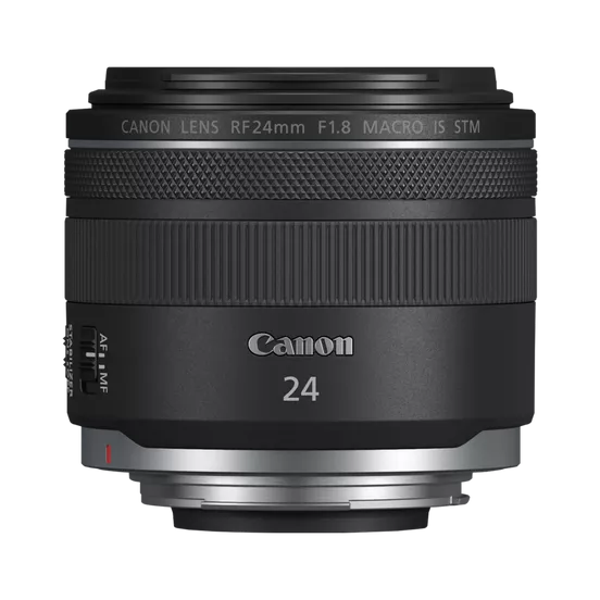 Beyaz yazılı siyah bir Canon 24mm lensin yakından çekimi. Altta gümüş detaylar.