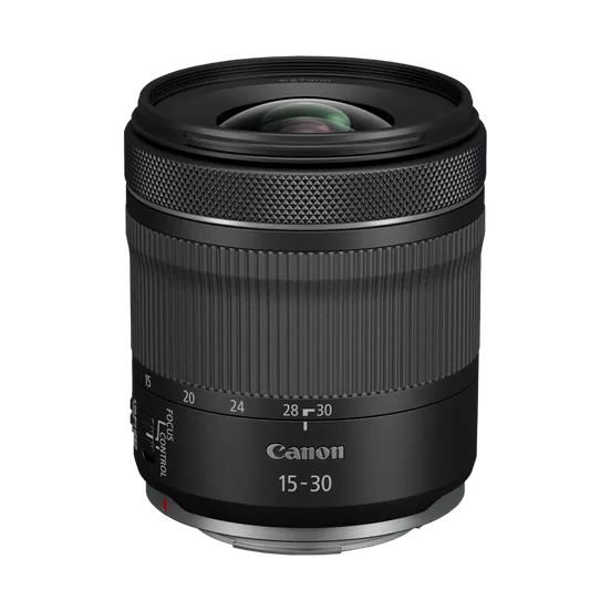 Siyah Canon 15-30mm kamera merceği. Mercekte odak ve zoom işaretleri var.