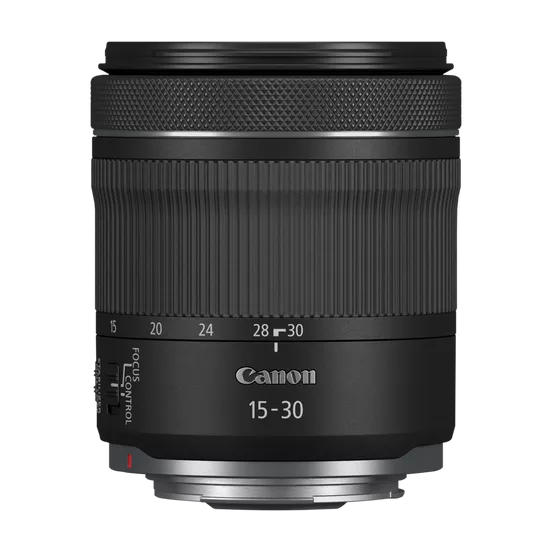 Canon 15-30mm lens. Lens, odak ve zoom halkaları ile siyah renktedir. Beyaz metin ve sayılar.