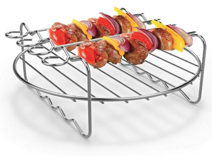 Rozsdamentes acél grill zöldséges és húsos nyársakkal.