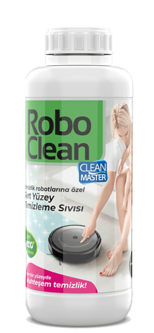 RoboClean temizleyici şişesi. Yerde robot süpürge kullanan kadın. Beyaz şişe, yeşil etiket.