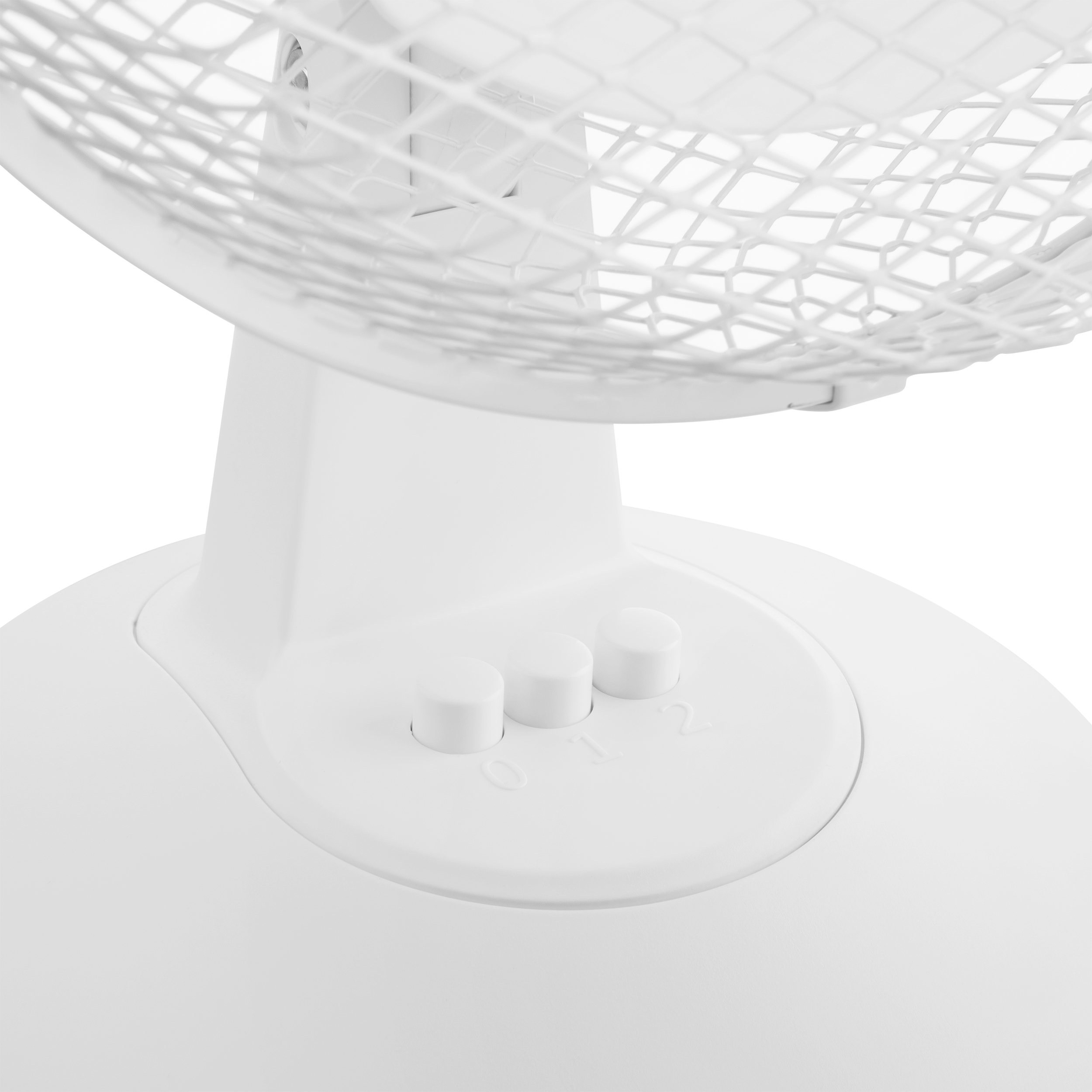 Fehér asztali ventilátor három sebességfokozattal. A ventilátor fehér, fehér ráccsal.