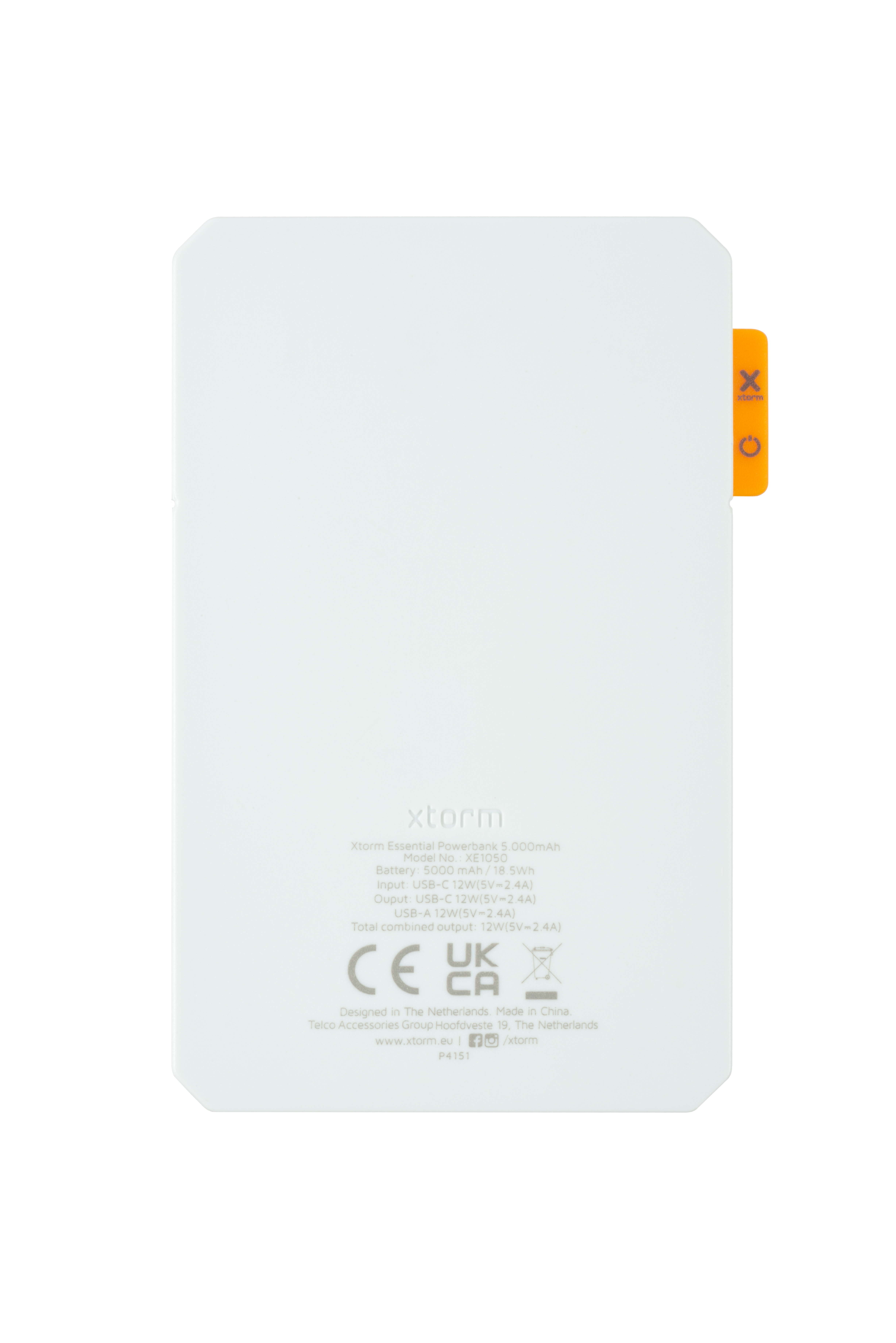 Weiße Powerbank mit schwarzem Bildschirm, orangefarbener Taste und Text.