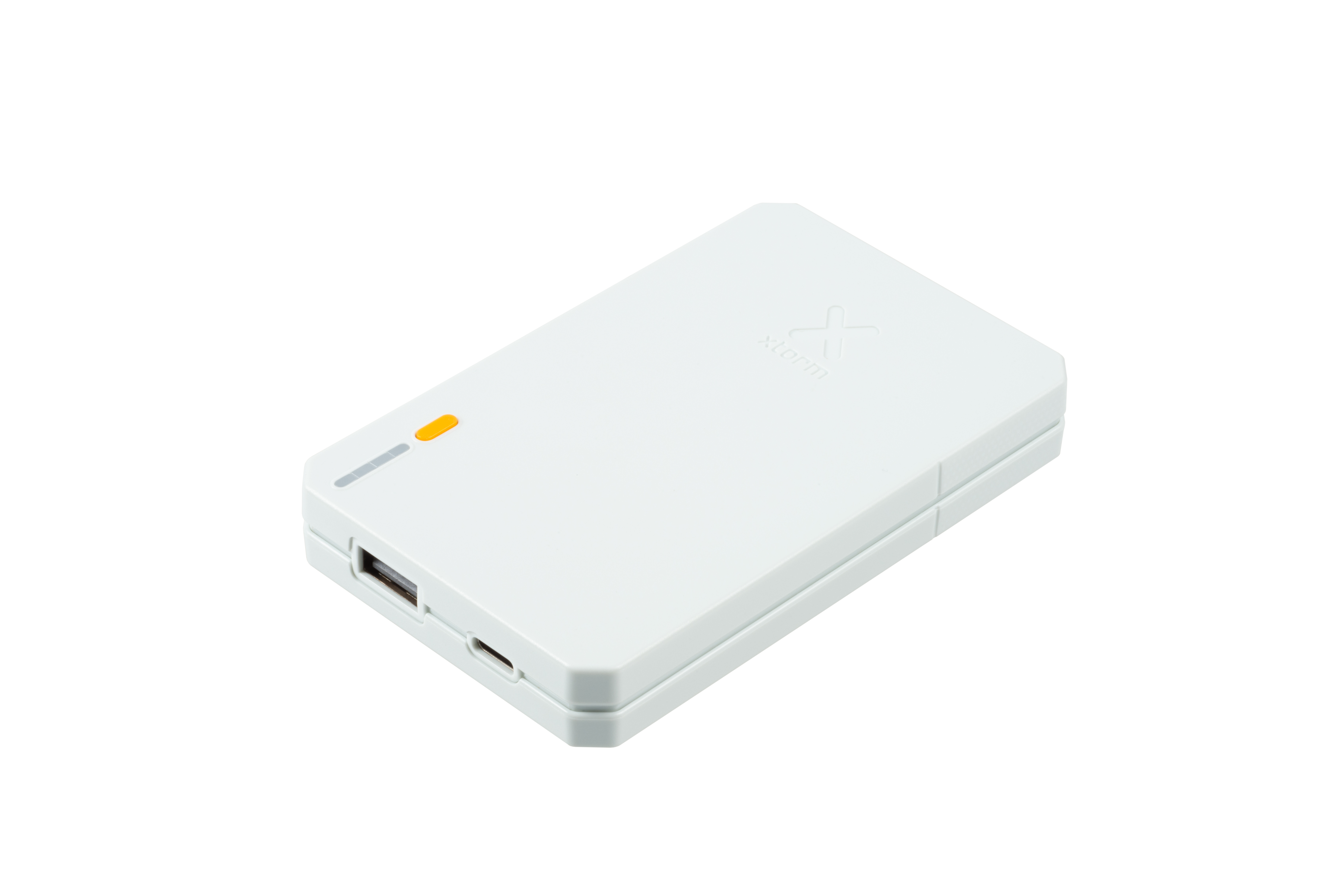 Weiße Powerbank, USB- und USB-C-Anschlüsse sind sichtbar.
