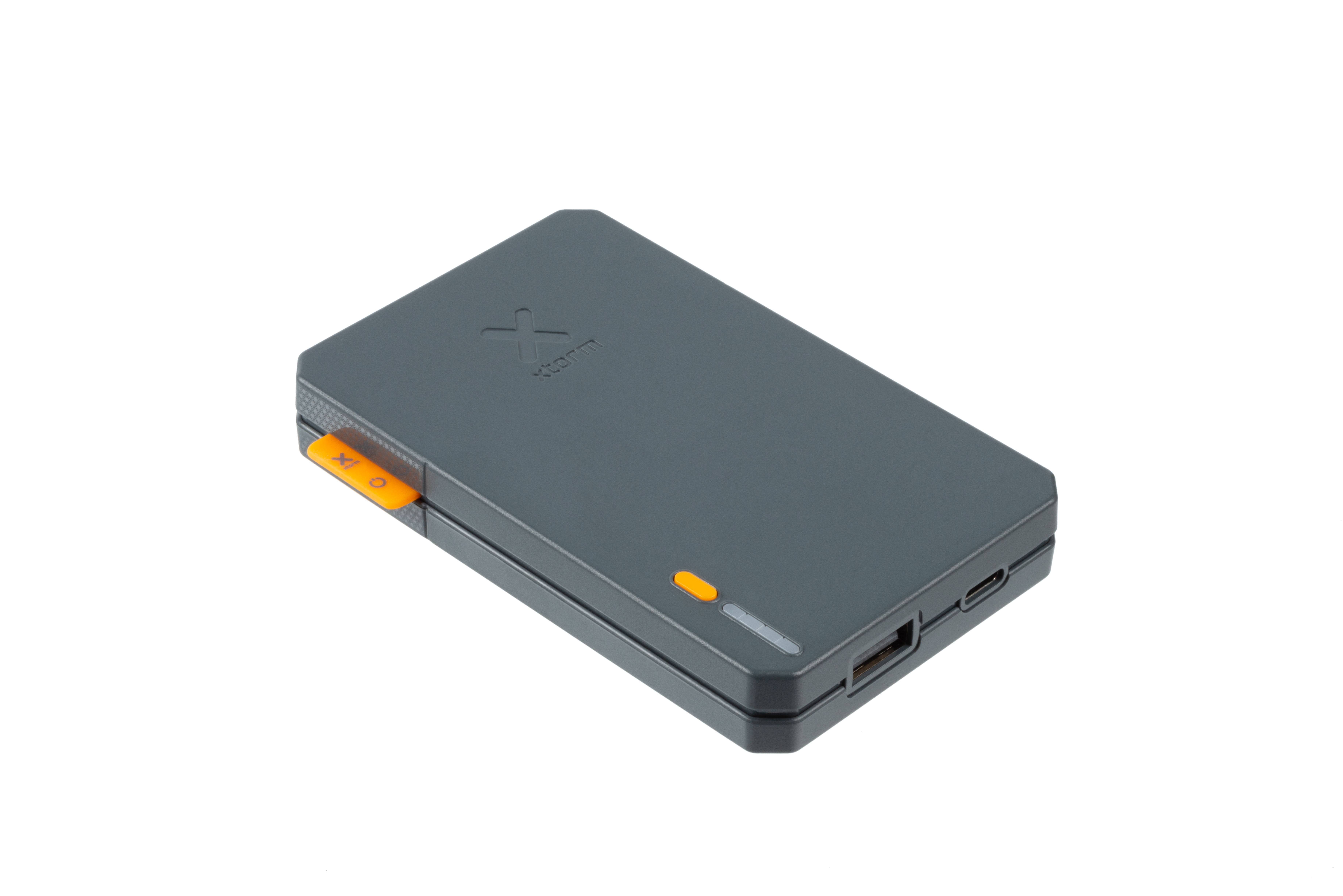 Graue Powerbank mit orangefarbener Taste, USB-Anschlüssen und Logo auf weißer Fläche.