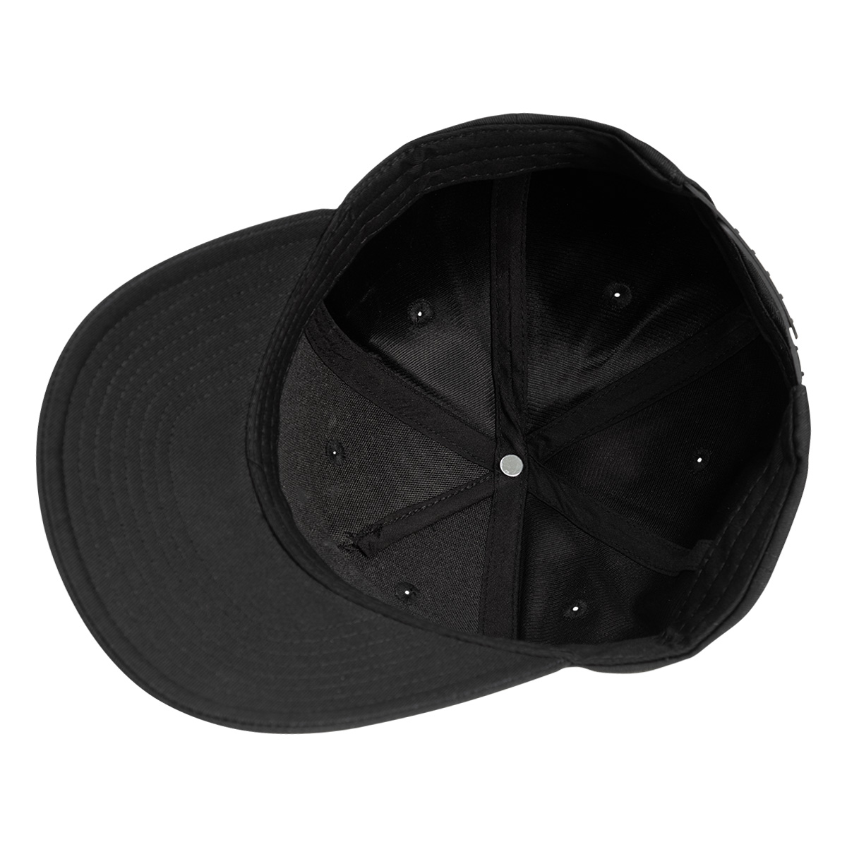 Schwarze Baseballkappe von unten. Innere Nähte und ein silberner Knopf sind sichtbar.