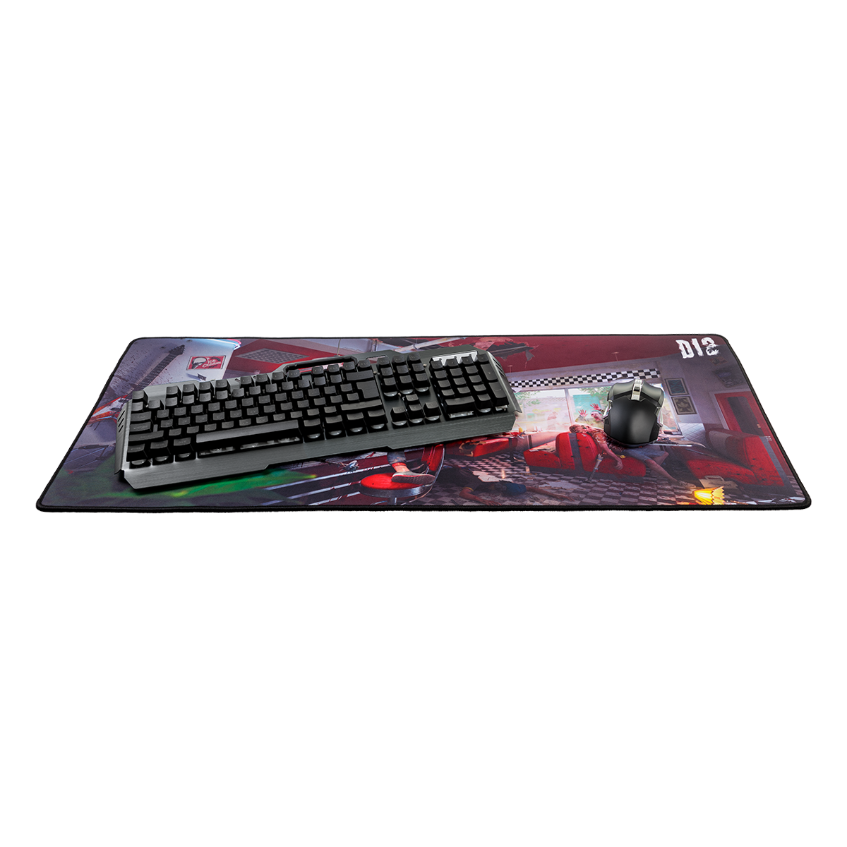 Tastatur und Maus auf einem großen Gaming-Mauspad mit Rennwagen-Design.