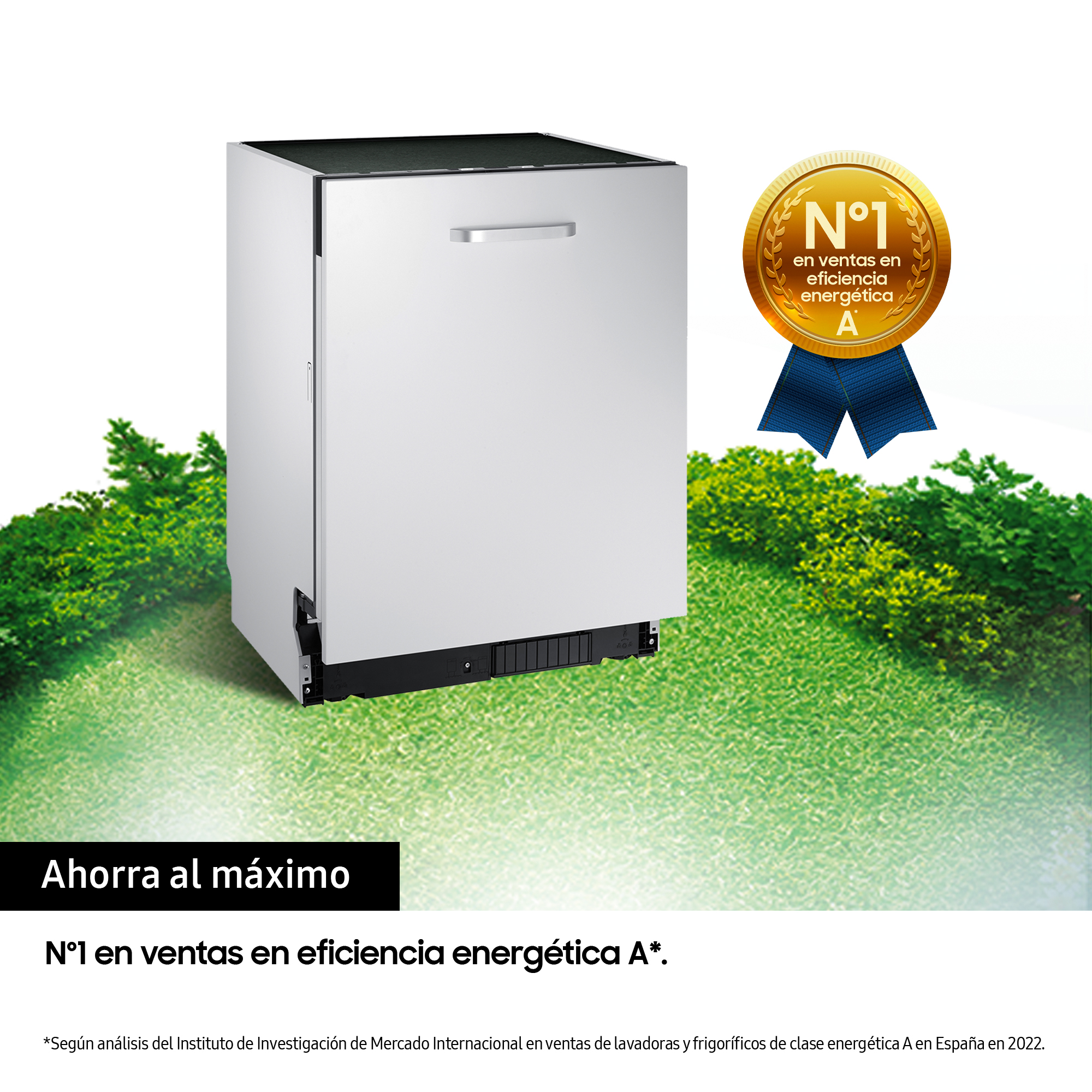 Un lavavajillas blanco sobre hierba verde con texto sobre eficiencia energética.