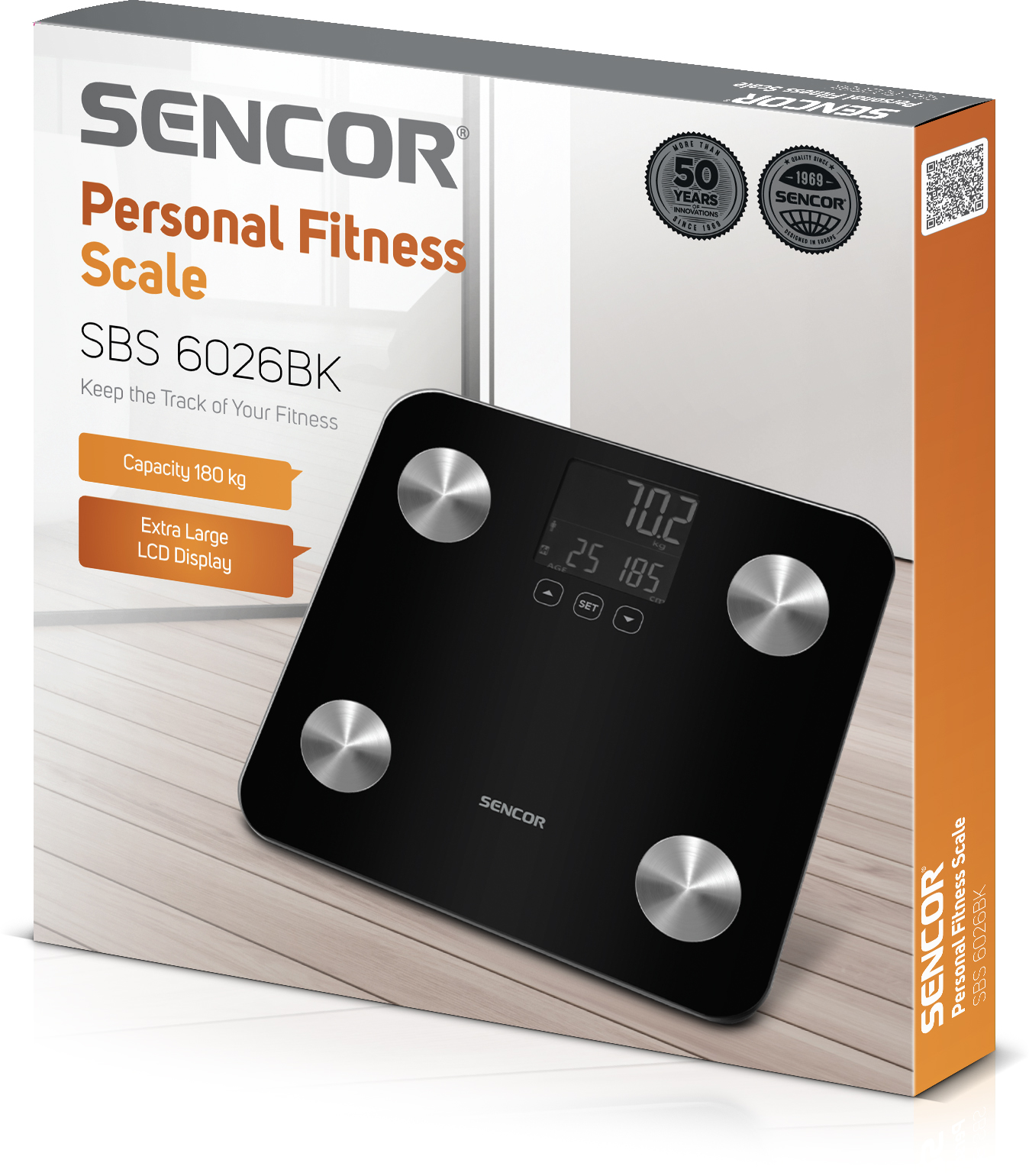 Egy fekete SENCOR személyi fitnesz mérleg LCD kijelzővel és ezüst kör alakú párnákkal, fa felületen.