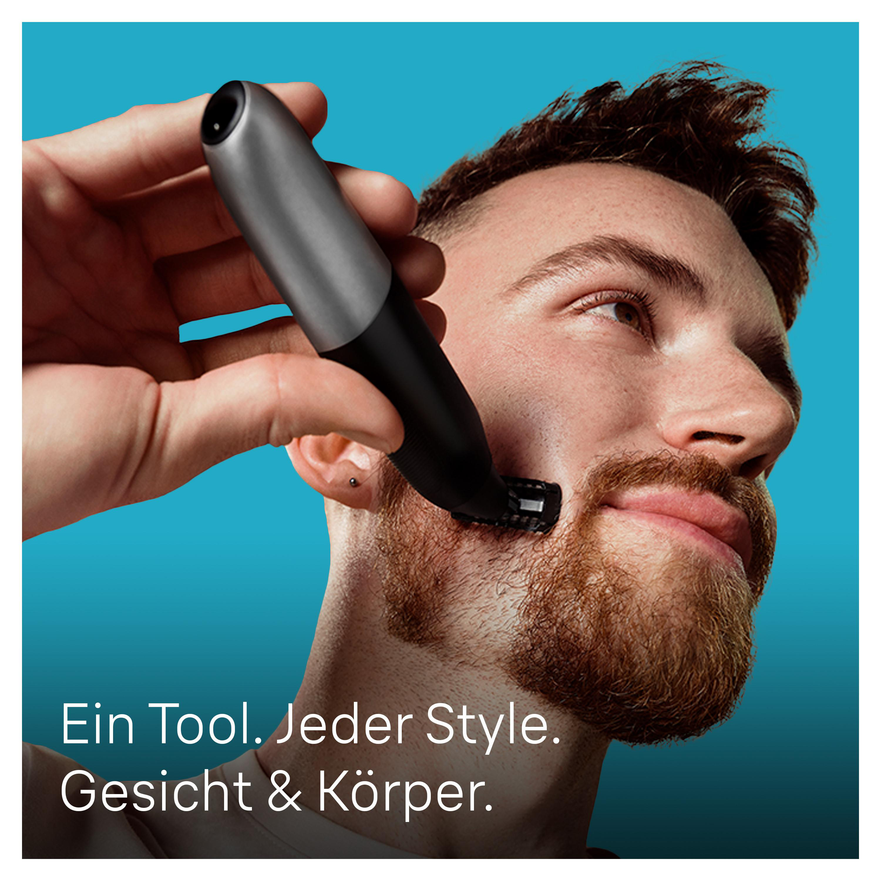 Mann rasiert seinen Bart mit einem schwarz-silbernen Trimmer. Blauer Hintergrund. Nahaufnahme.