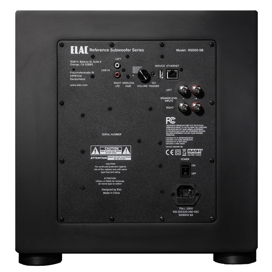 Rückseite eines schwarzen Subwoofers mit verschiedenen Anschlüssen, Bedienelementen und Spezifikationen.