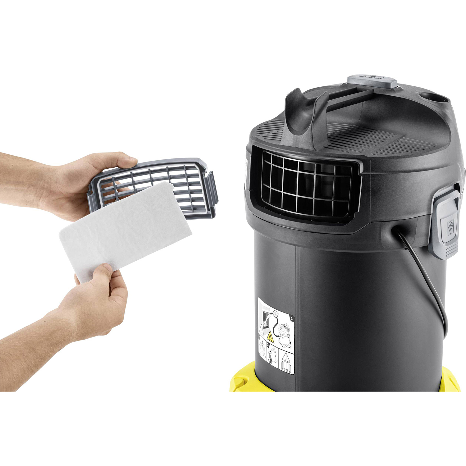Mani che rimuovono un filtro da un aspirapolvere nero e giallo. Il filtro è bianco e rettangolare.