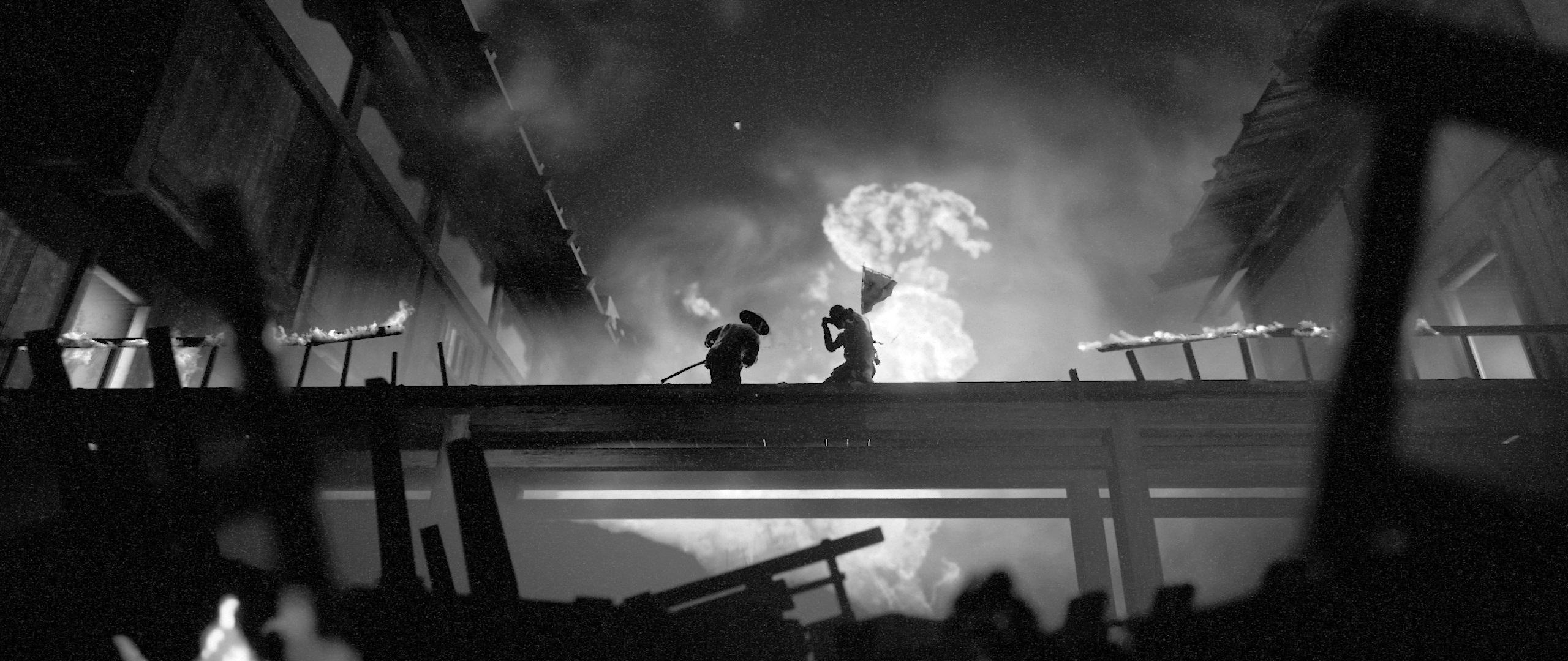 Schwarz-Weiß-Szene von zwei Männern auf einem brennenden Dach. Explosionen im Hintergrund. Kriegsszene.