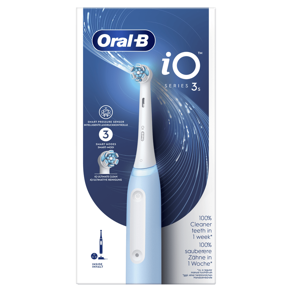 Cepillo dental eléctrico Oral-B iO Series 3s azul claro con cabezal azul y blanco.