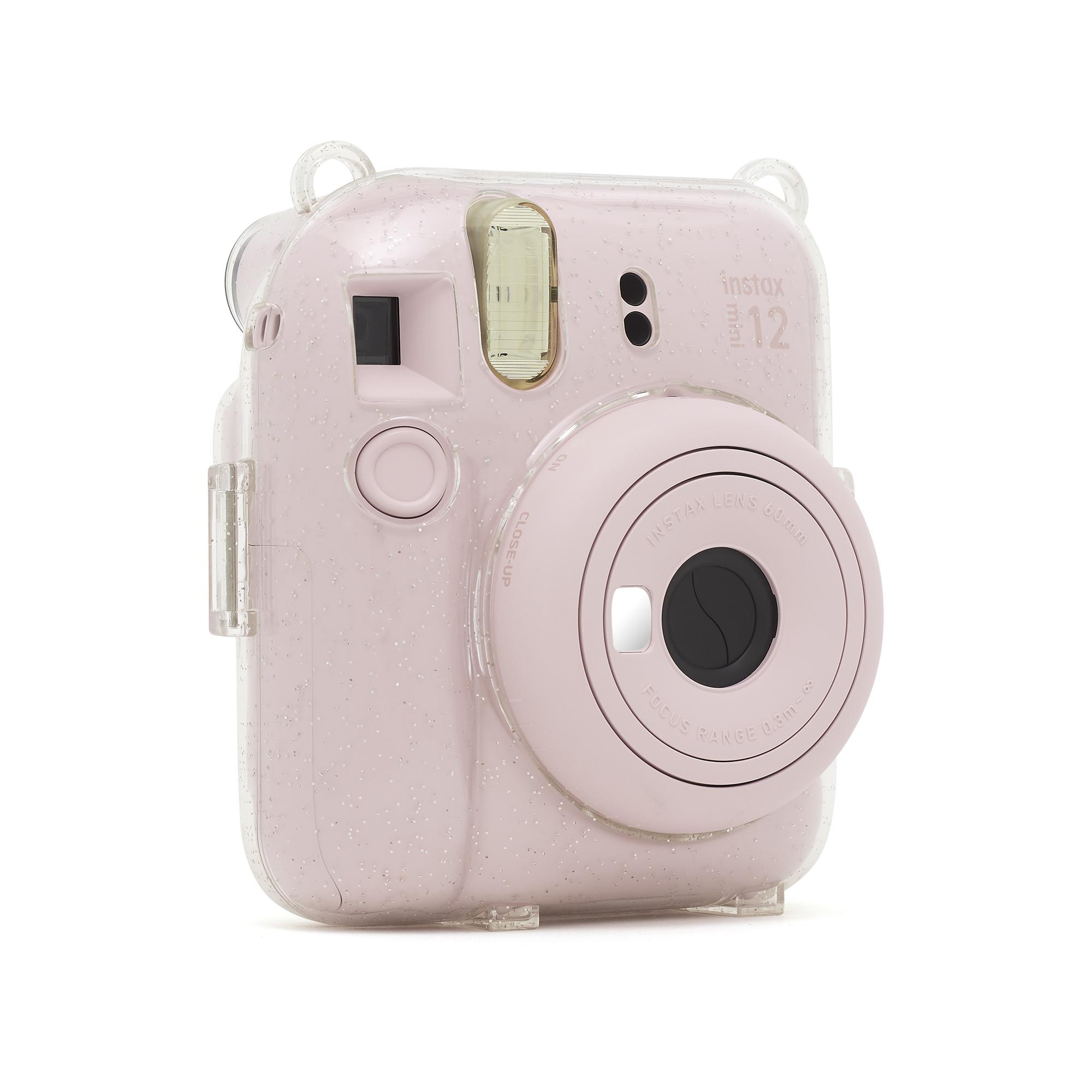 Eine rosa Instax Mini 12 Kamera in einem transparenten Gehäuse, leicht zum Betrachter geneigt.