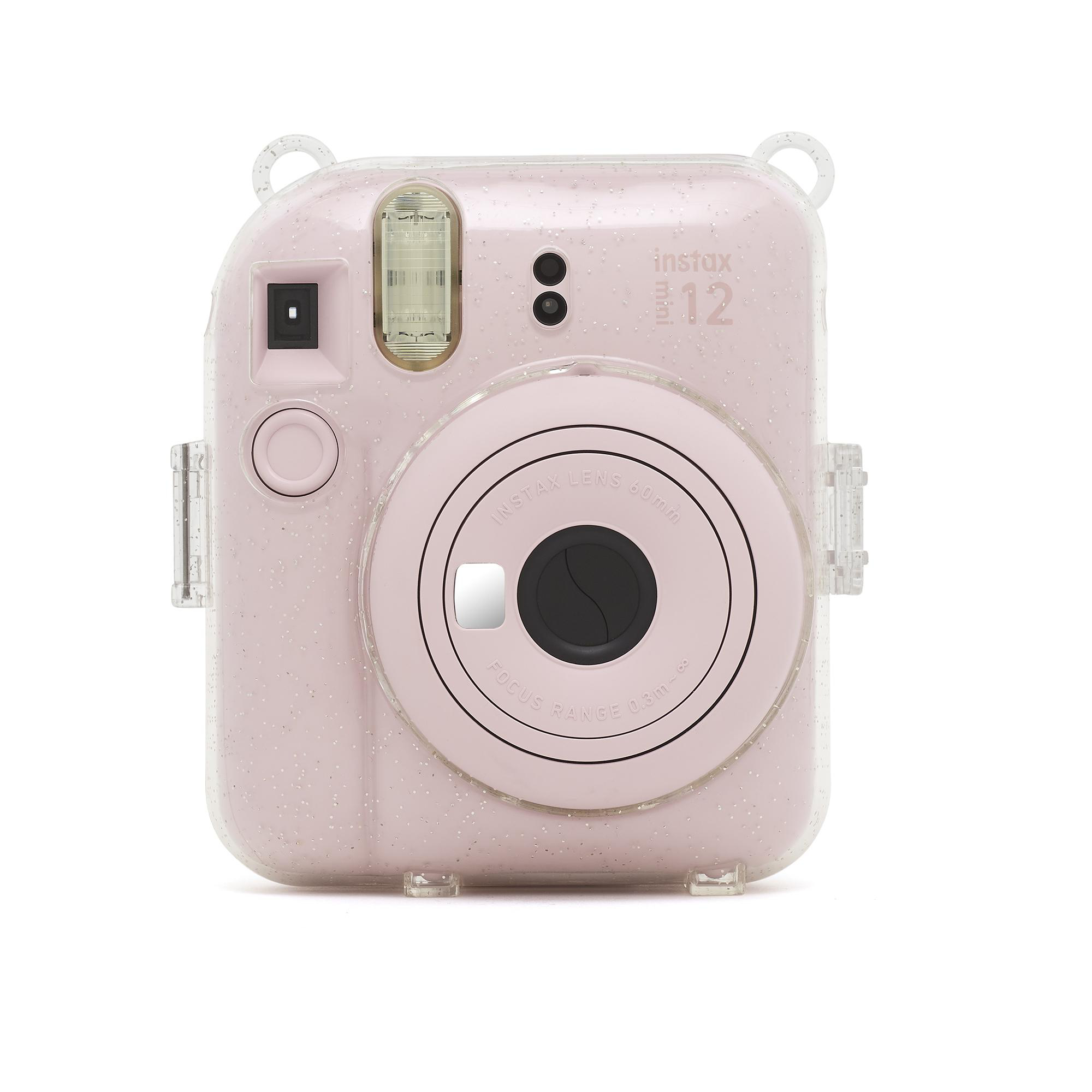 Eine rosa Instax 12 Sofortbildkamera mit einer durchsichtigen Hülle.