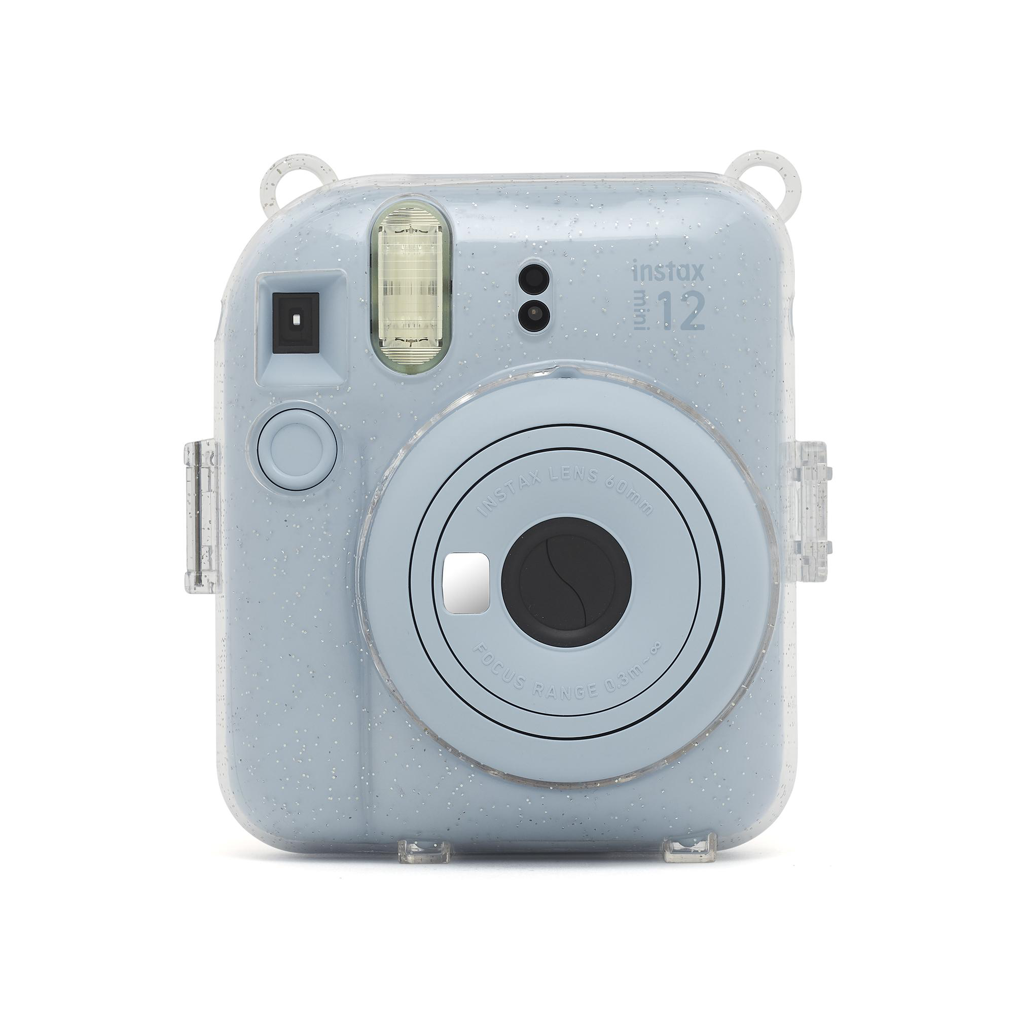 Hellblaue Instax Mini 12 Sofortbildkamera mit transparentem Schutzgehäuse.