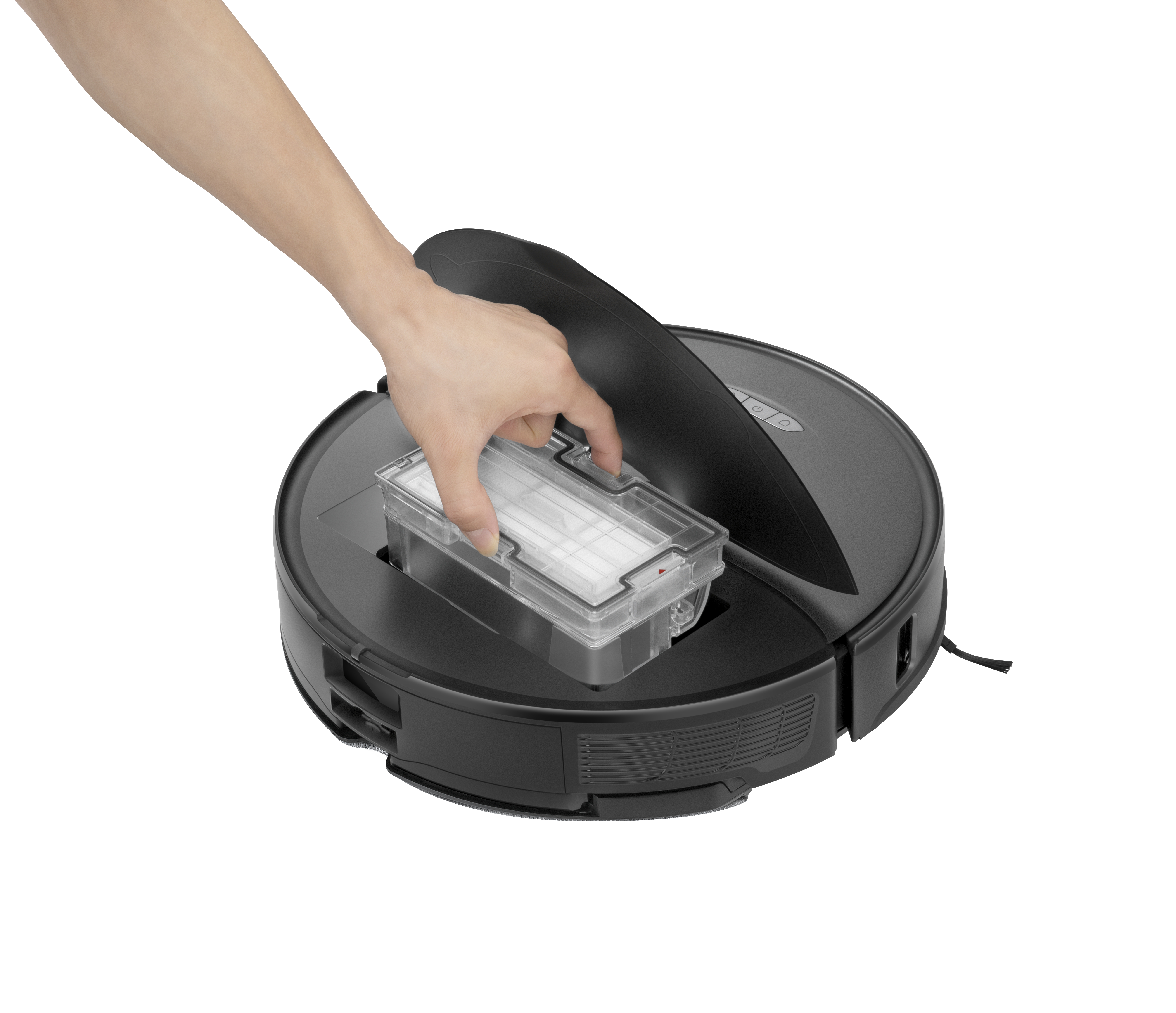 Eine Hand entnimmt einen transparenten Staubbehälter aus einem schwarzen Roboter-Staubsauger. Der Hintergrund ist weiß.
