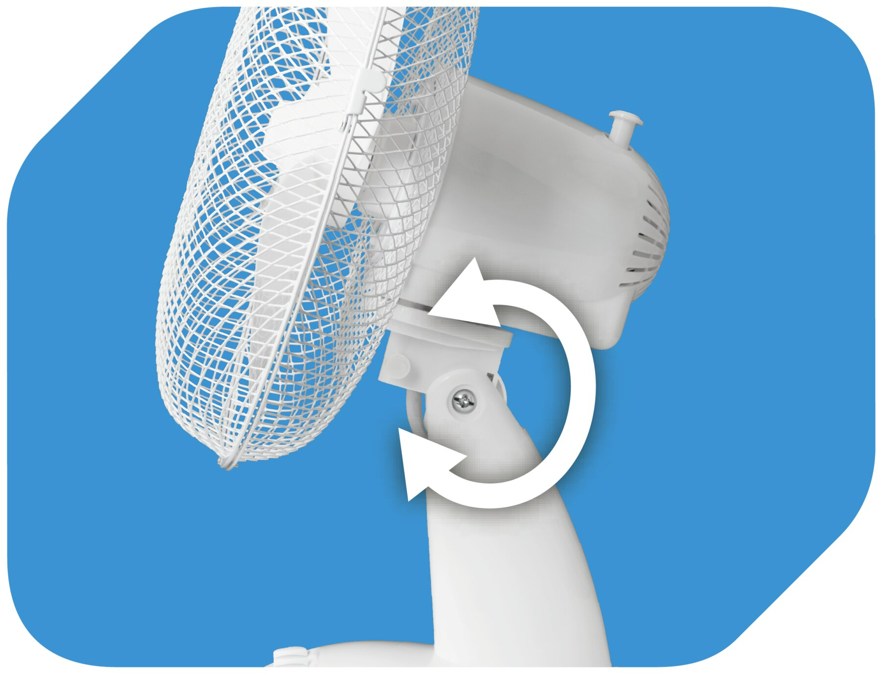 Fehér elektromos ventilátor forgó fejjel. A ventilátor kék háttér előtt.