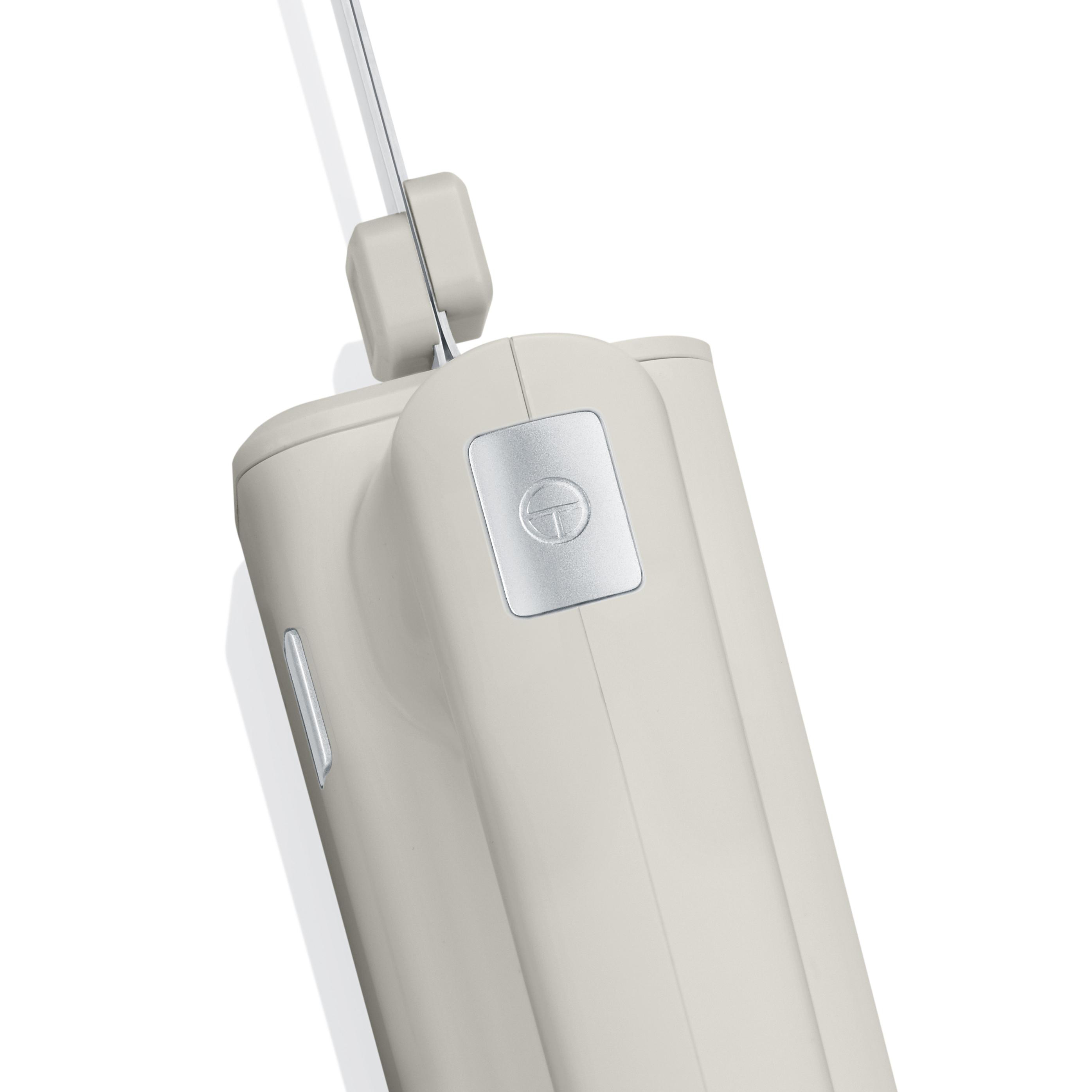 Handmixer mit silbernem Knopf, Draufsicht, weißer Hintergrund.