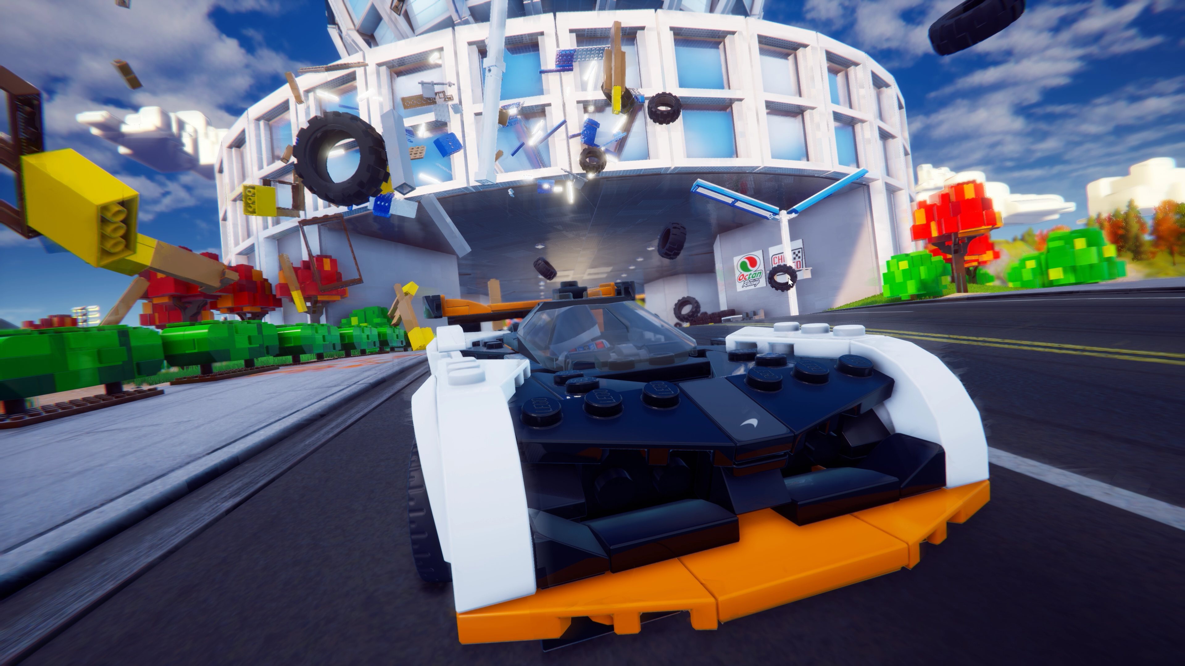 Voiture Lego s'écrase dans une ville, débris volants.