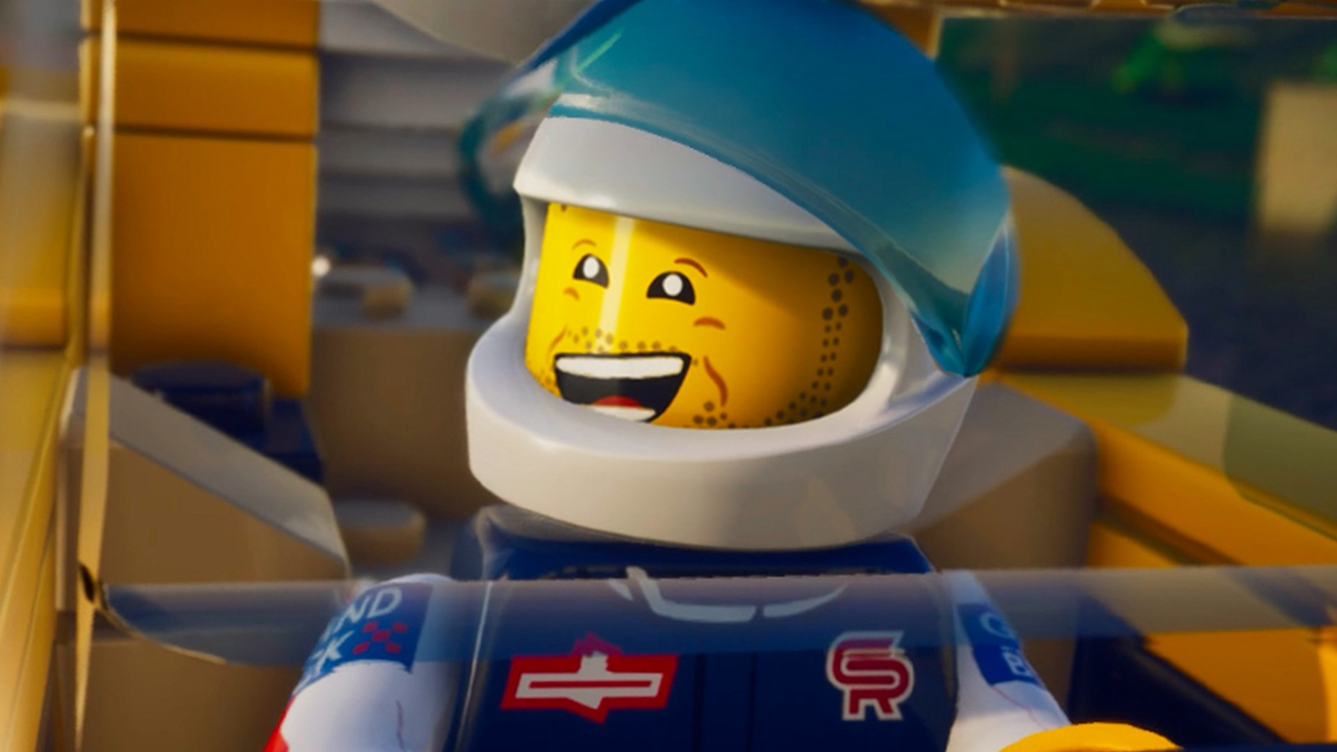 Un homme Lego en combinaison et casque de course.