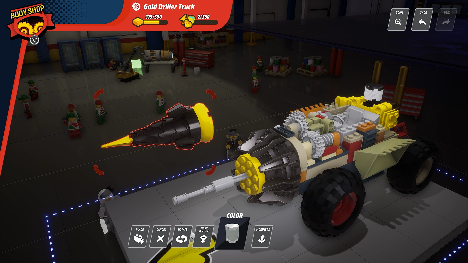 Voiture Lego avec mèche dans un cadre d'atelier.