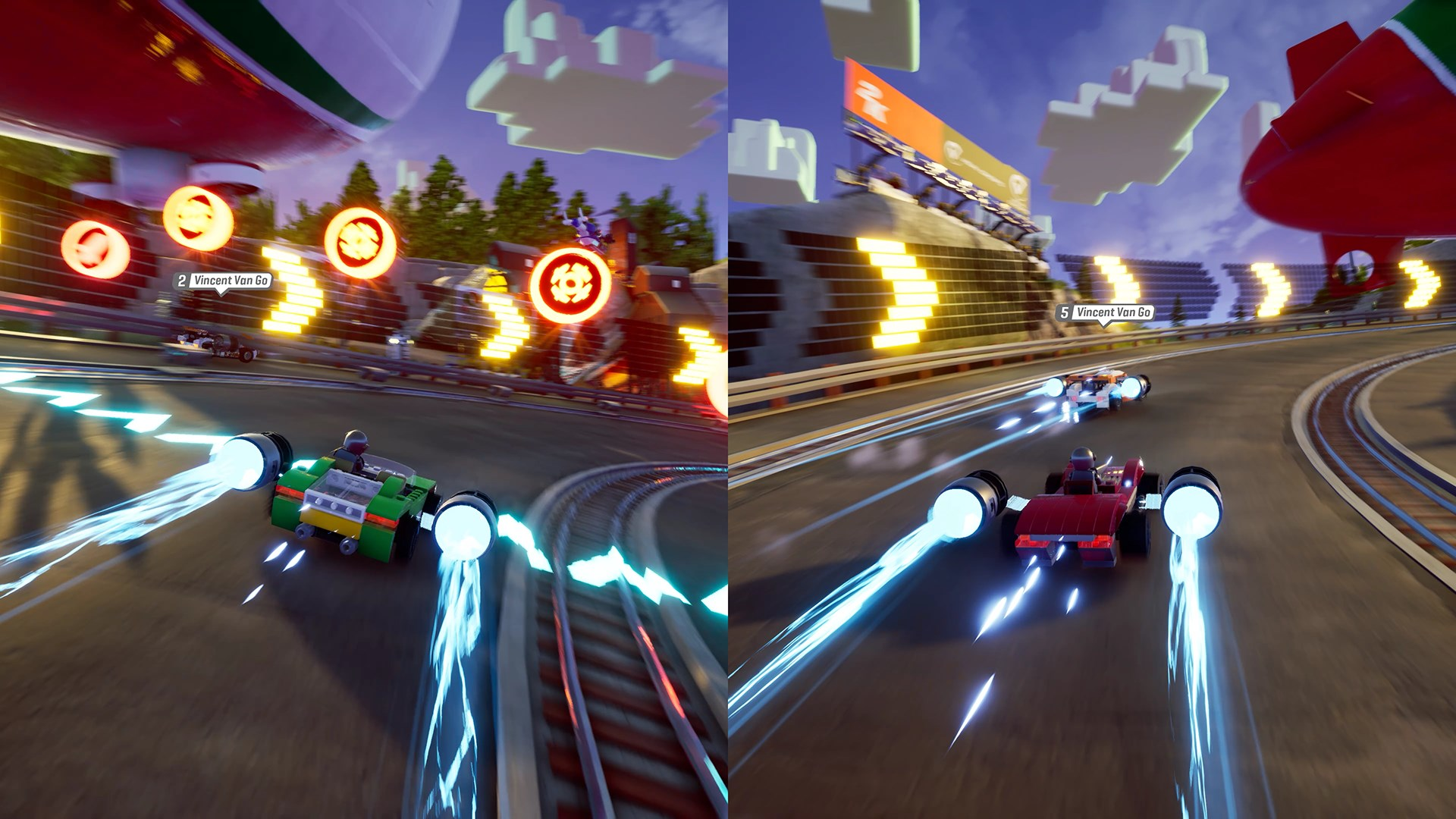 Deux voitures de course sur une piste. Une voiture verte, une voiture rouge. L'arrière-plan présente des panneaux, le ciel et une structure en forme de dirigeable.