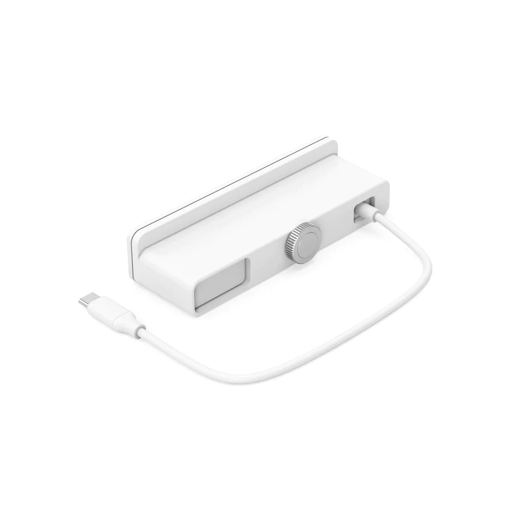 Concentrador USB blanco con un cable USB-C conectado, con fondo blanco.