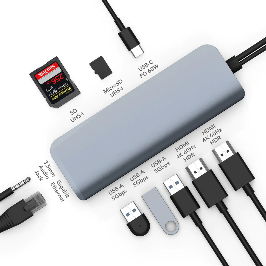 Un concentrador gris con múltiples puertos y cables conectados, y unidades USB.