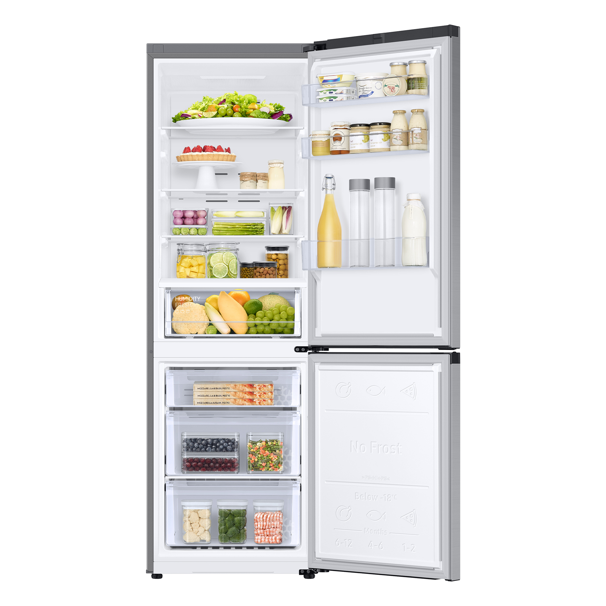 Refrigerador abierto mostrando estantes con alimentos, incluyendo frutas y verduras.