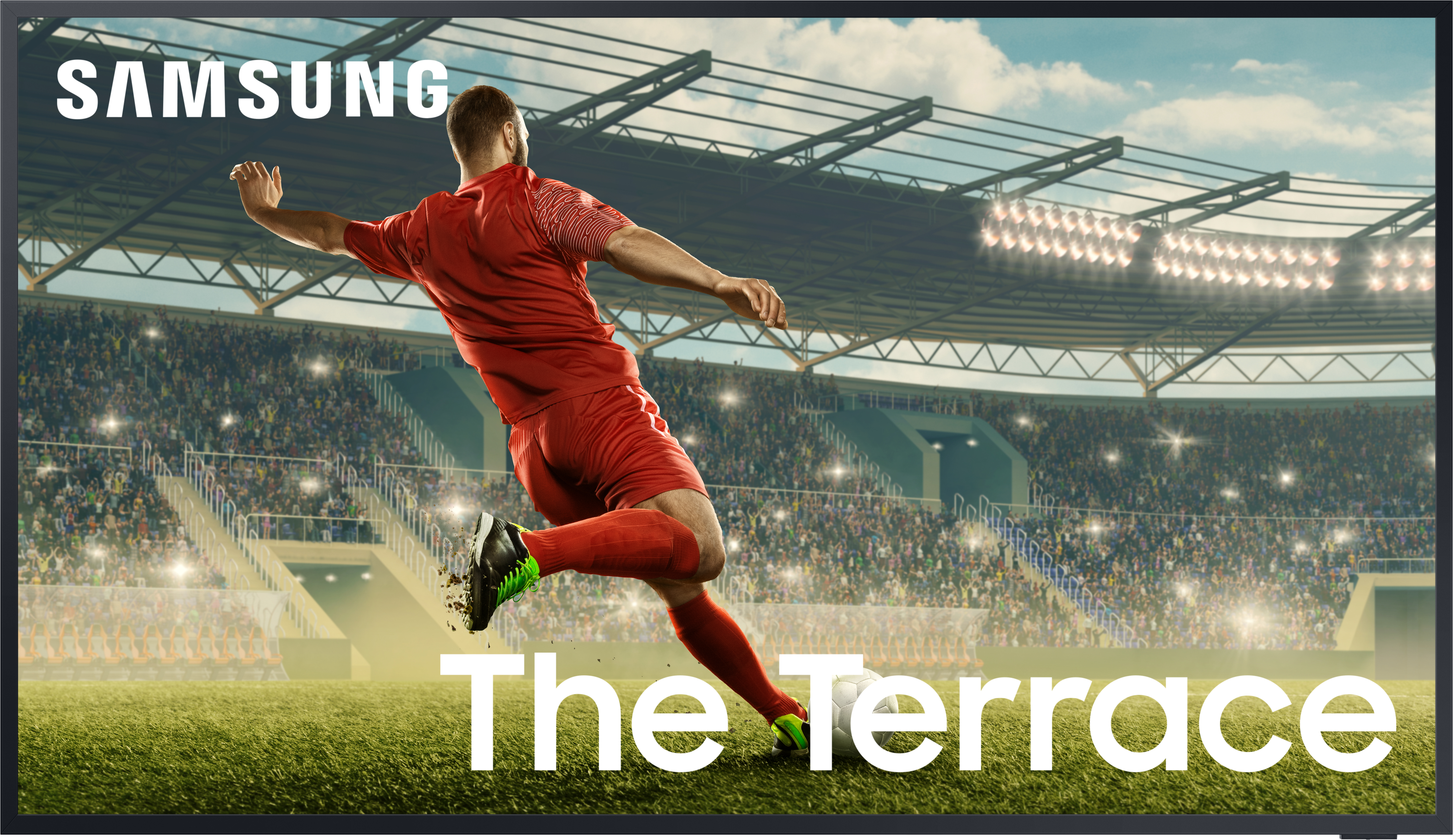 Samsung TV mit einem Fußballspiel. Ein Spieler schießt den Ball in einem Stadion. The Terrace steht da.