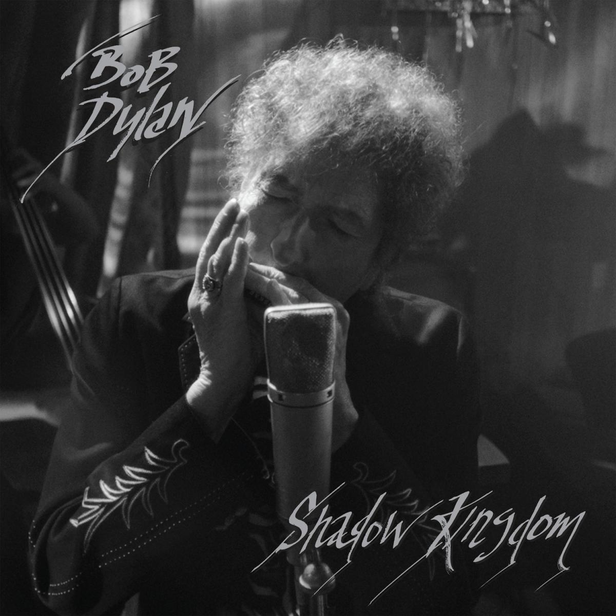 Bob Dylan szájharmonikával és mikrofonnal. Az album a Shadow Kingdom.