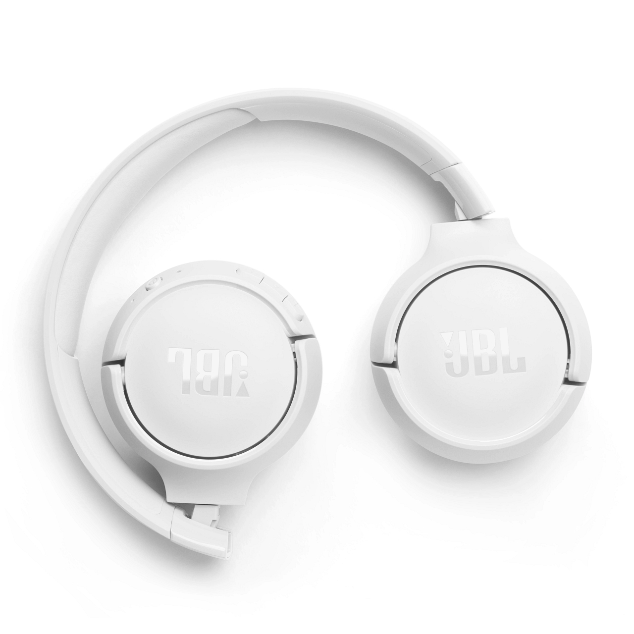 Weiße JBL-Kopfhörer zusammengeklappt, zeigen Ohrmuscheln und Kopfband auf weißer Fläche.