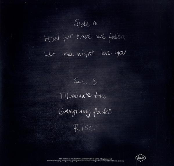 Rückseite eines Albums mit handschriftlichen Songtiteln. Es befindet sich auf einem dunklen, strukturierten Hintergrund.
