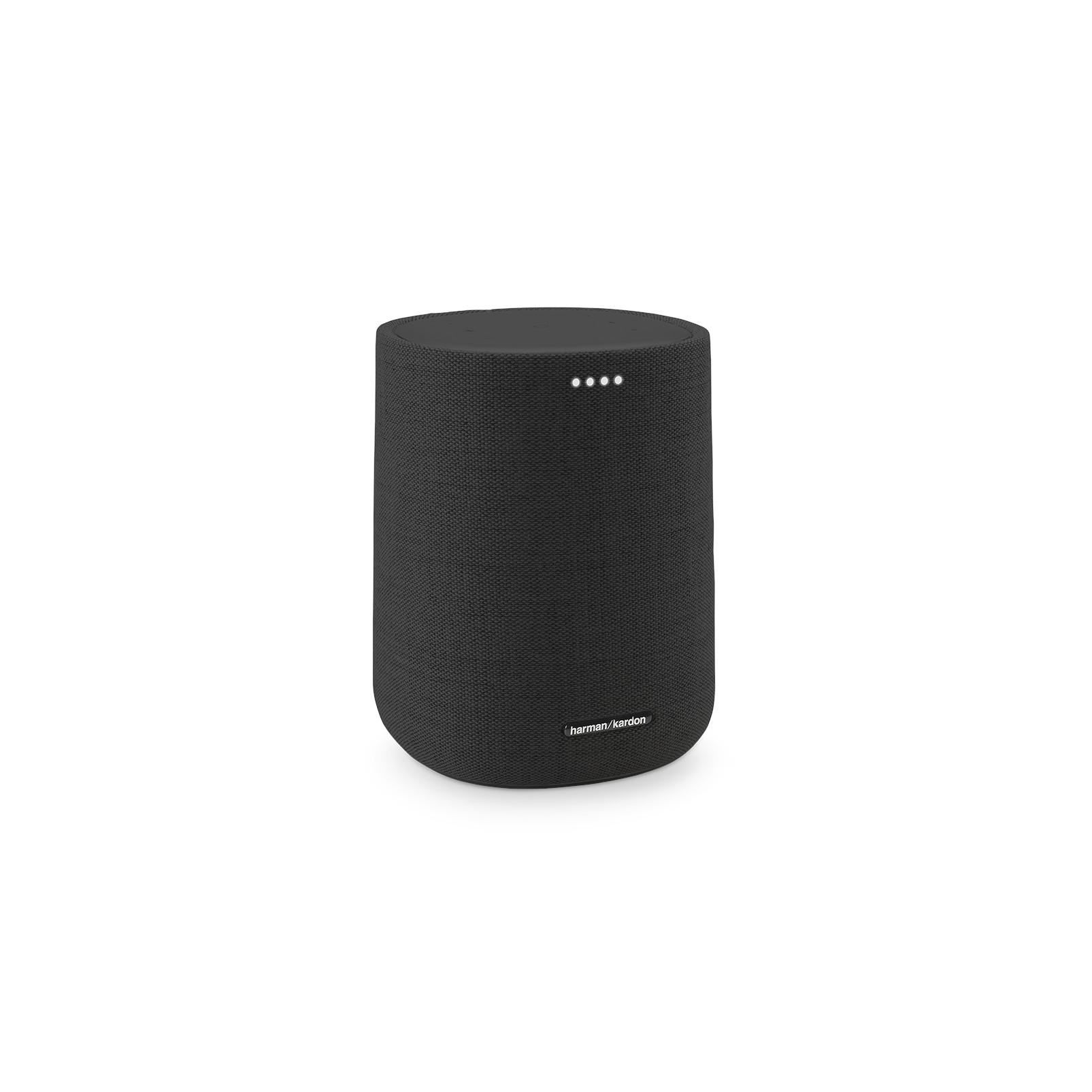 Ein schwarzer zylindrischer Lautsprecher mit weißen Punkten oben, mit dem Harman/Kardon-Logo.