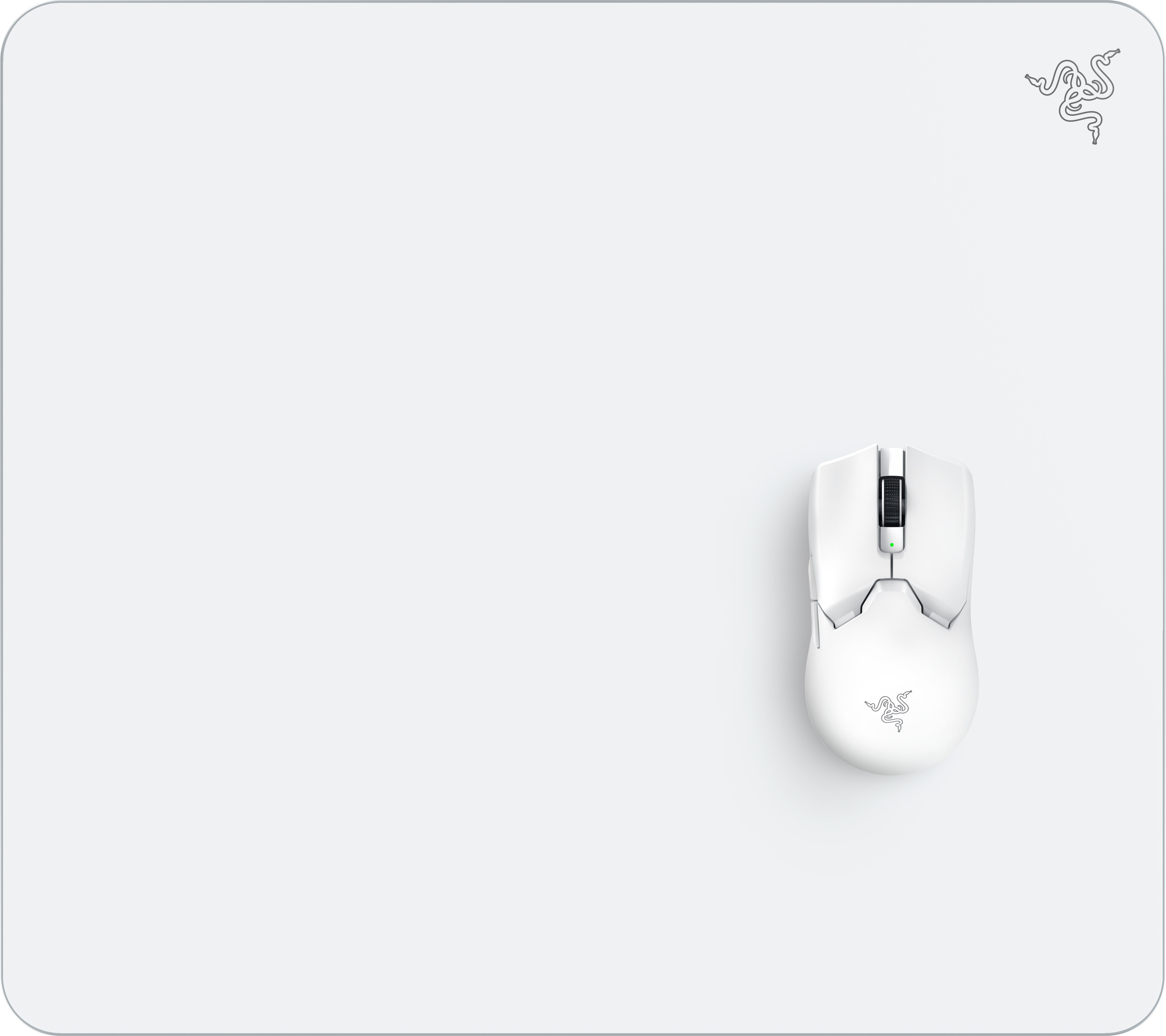 Eine weiße Maus auf einem weißen Mauspad mit Logo.