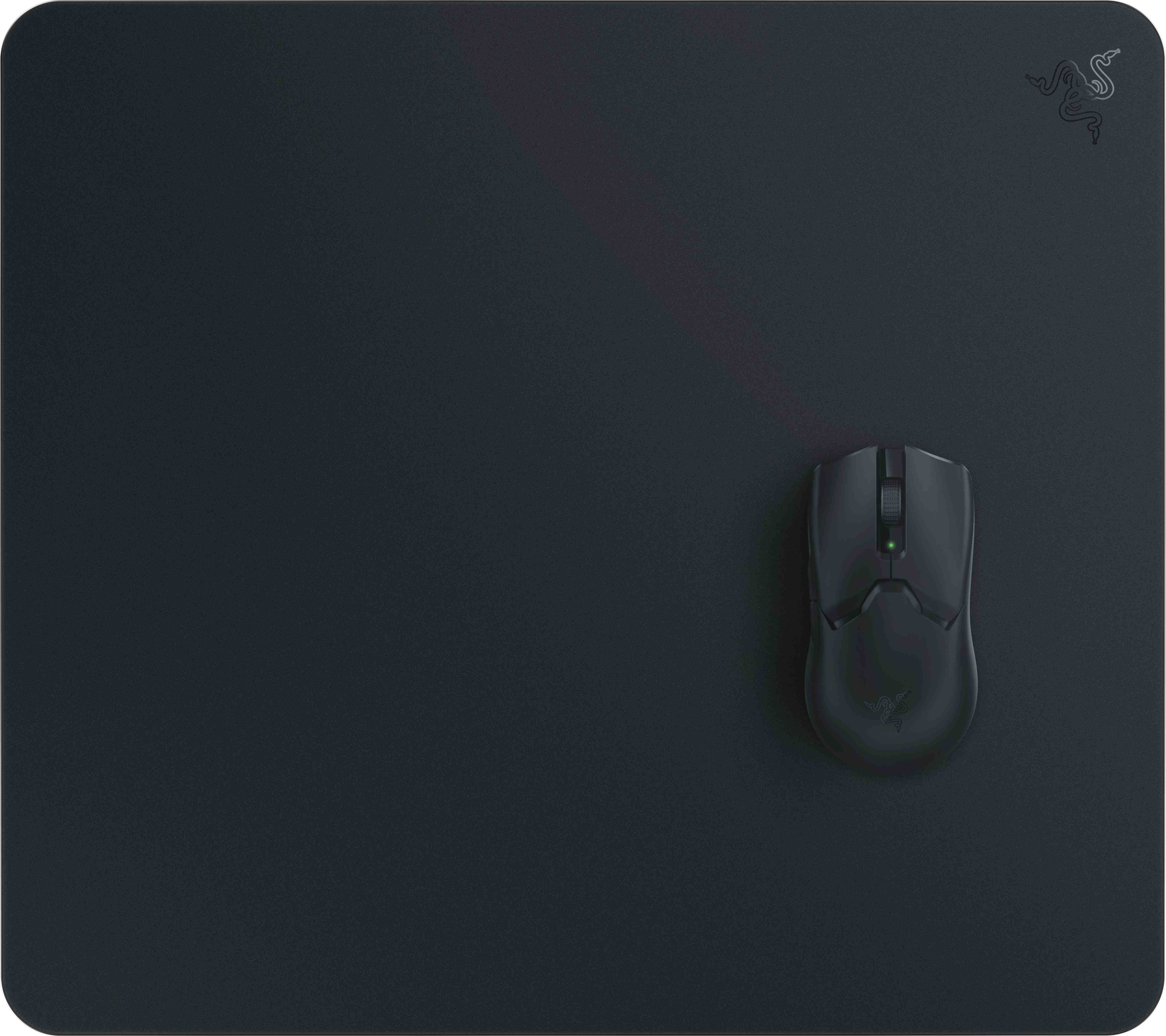 Souris Razer noire sur tapis de souris noir, vue de dessus, avec logo Razer.