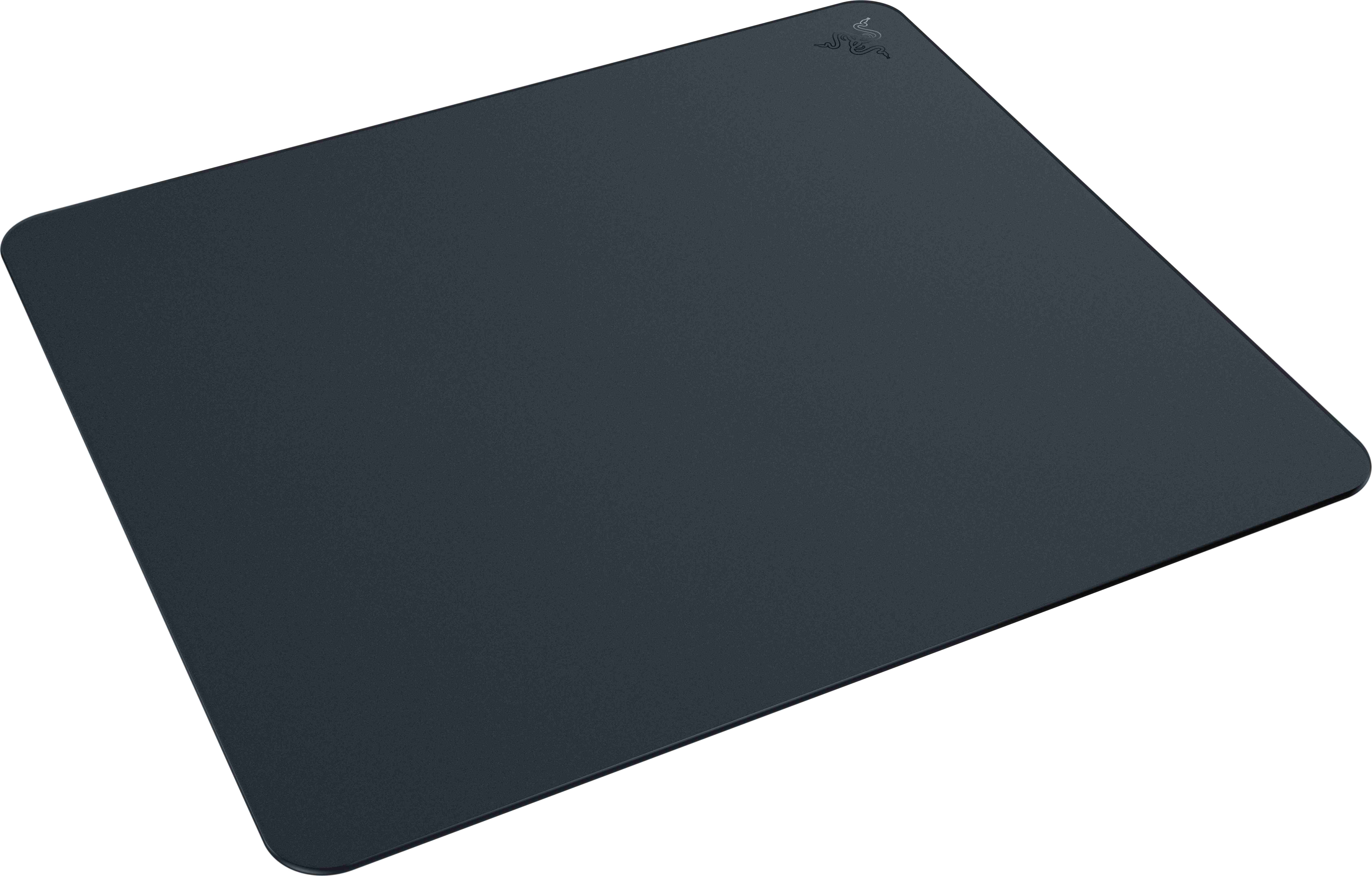 Un grand tapis de souris rectangulaire gris foncé avec un logo Razer en haut à droite.