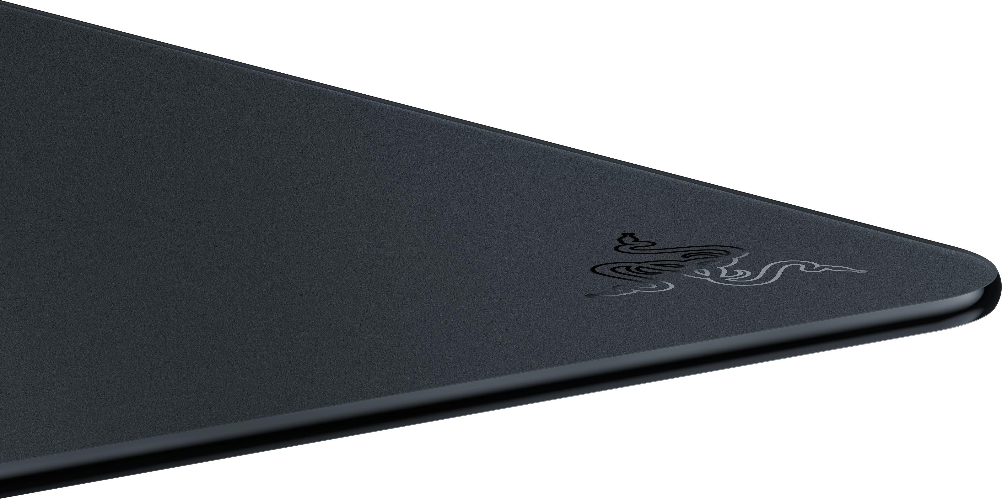 Tapis de souris Razer noir avec un coin arrondi montrant un logo Razer. La surface est lisse.